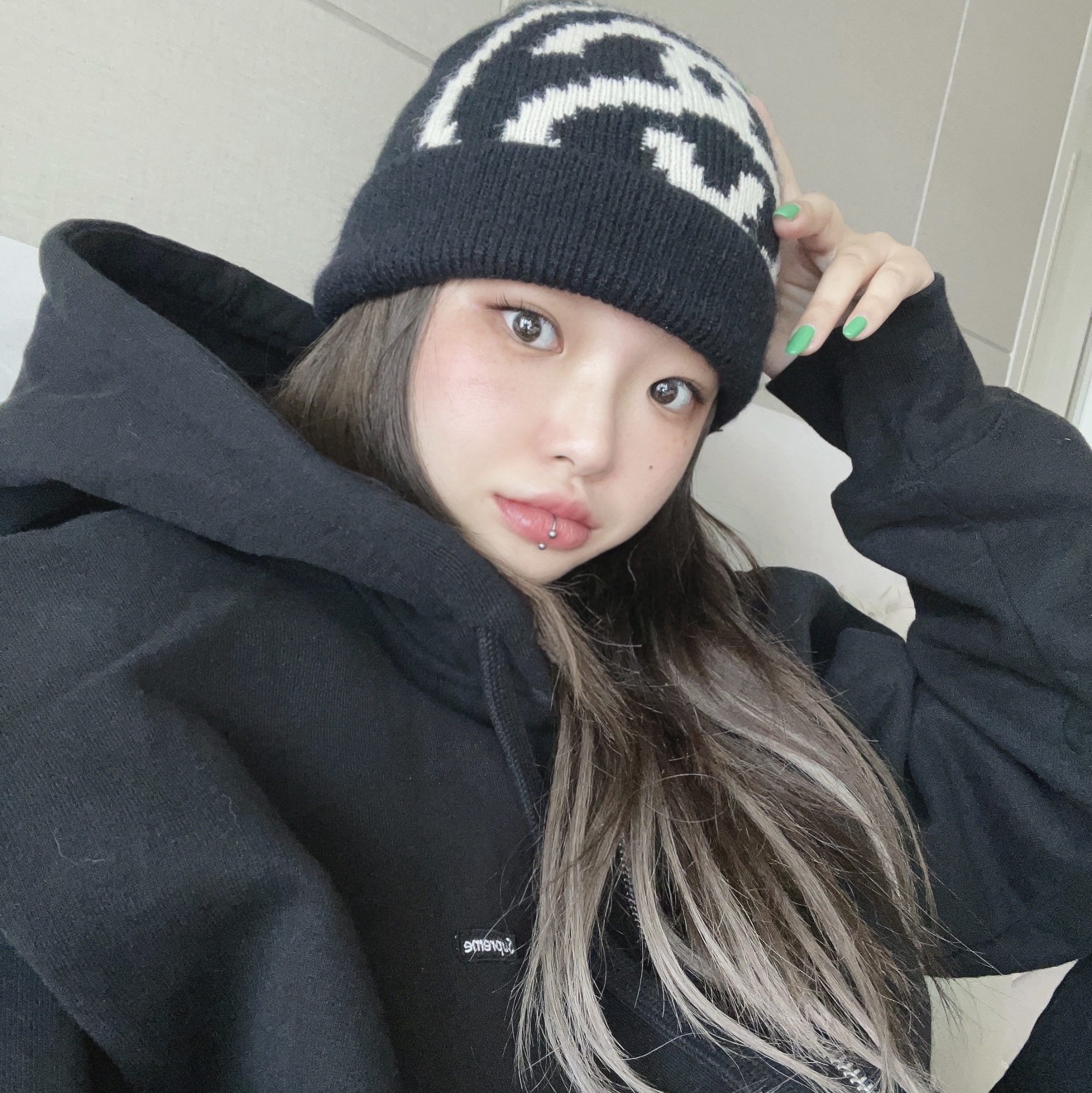 Supreme Small Box Zip Up Hooded Sweatshirt Black - 23FW, Stussy Big Link Cuff Beanie Black 착용 스타일