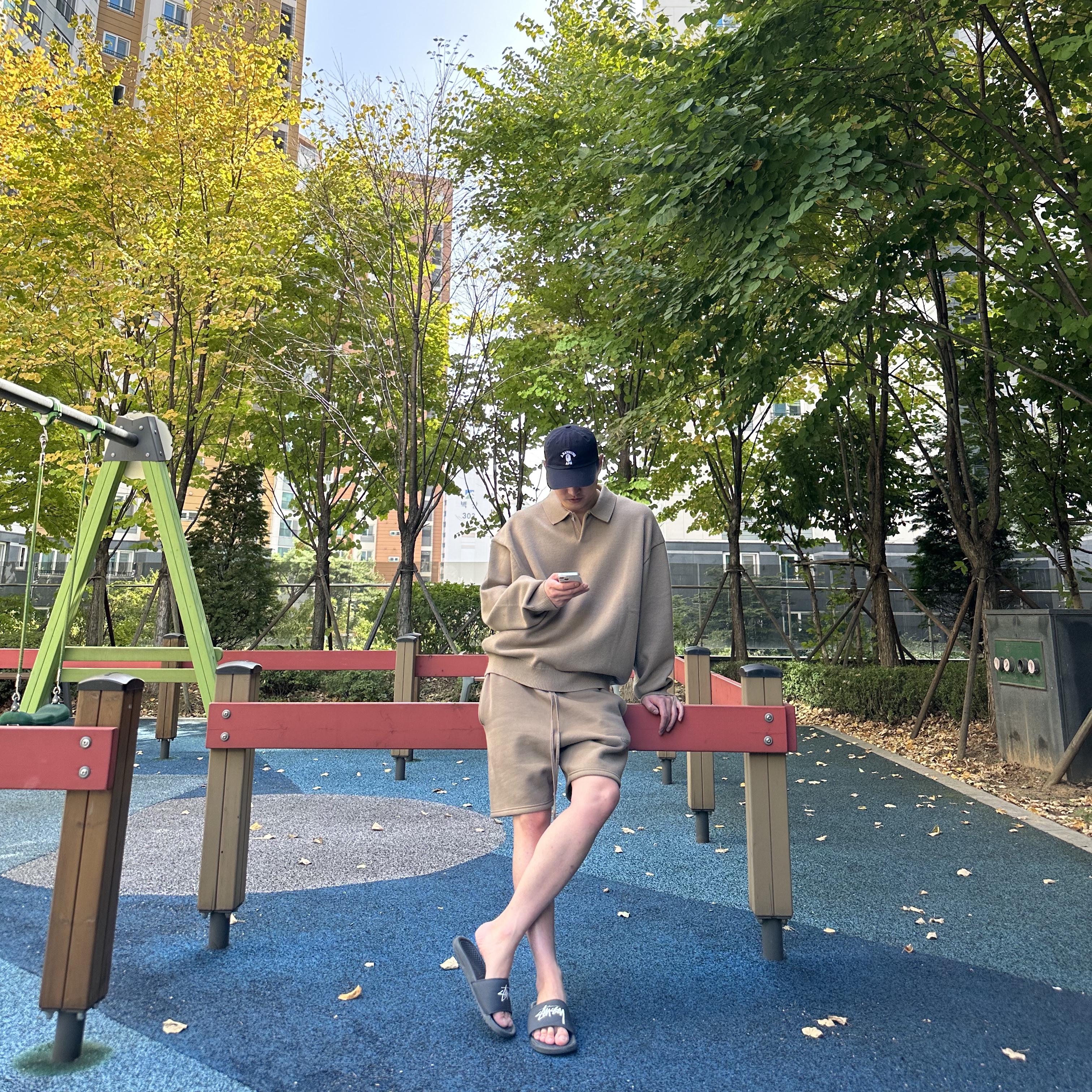 Essentials Knit Long Sleeve Polo Oak - 22SS, Essentials Shorts Desert Taupe - 22SS 착용 스타일