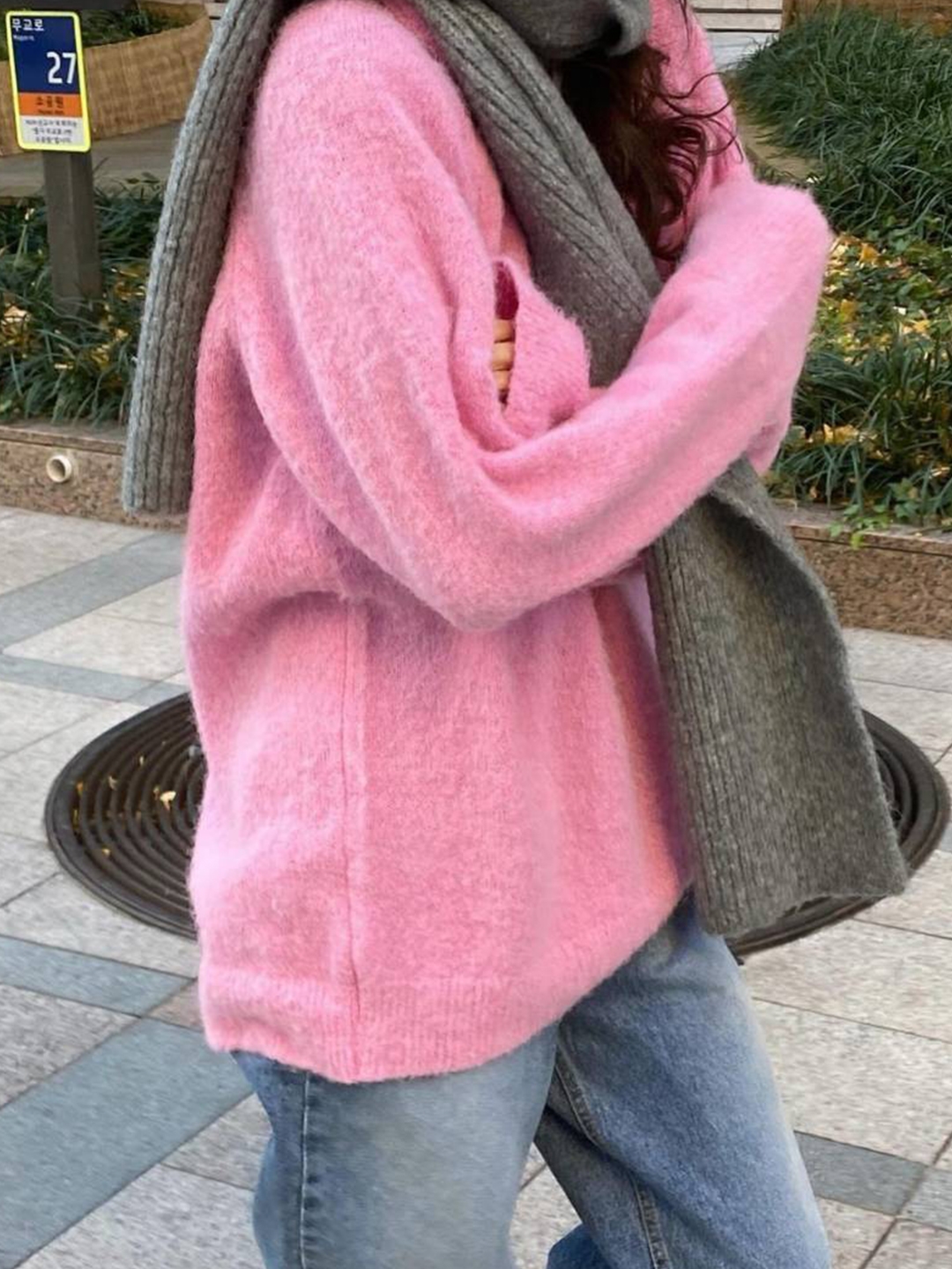 The Museum Visitor Flower Jacquard Summer Knit Pink, (W) Celine Crew Neck Sweater in Cable Knit Cashmere and Silk Pink 착용 스타일 - 2