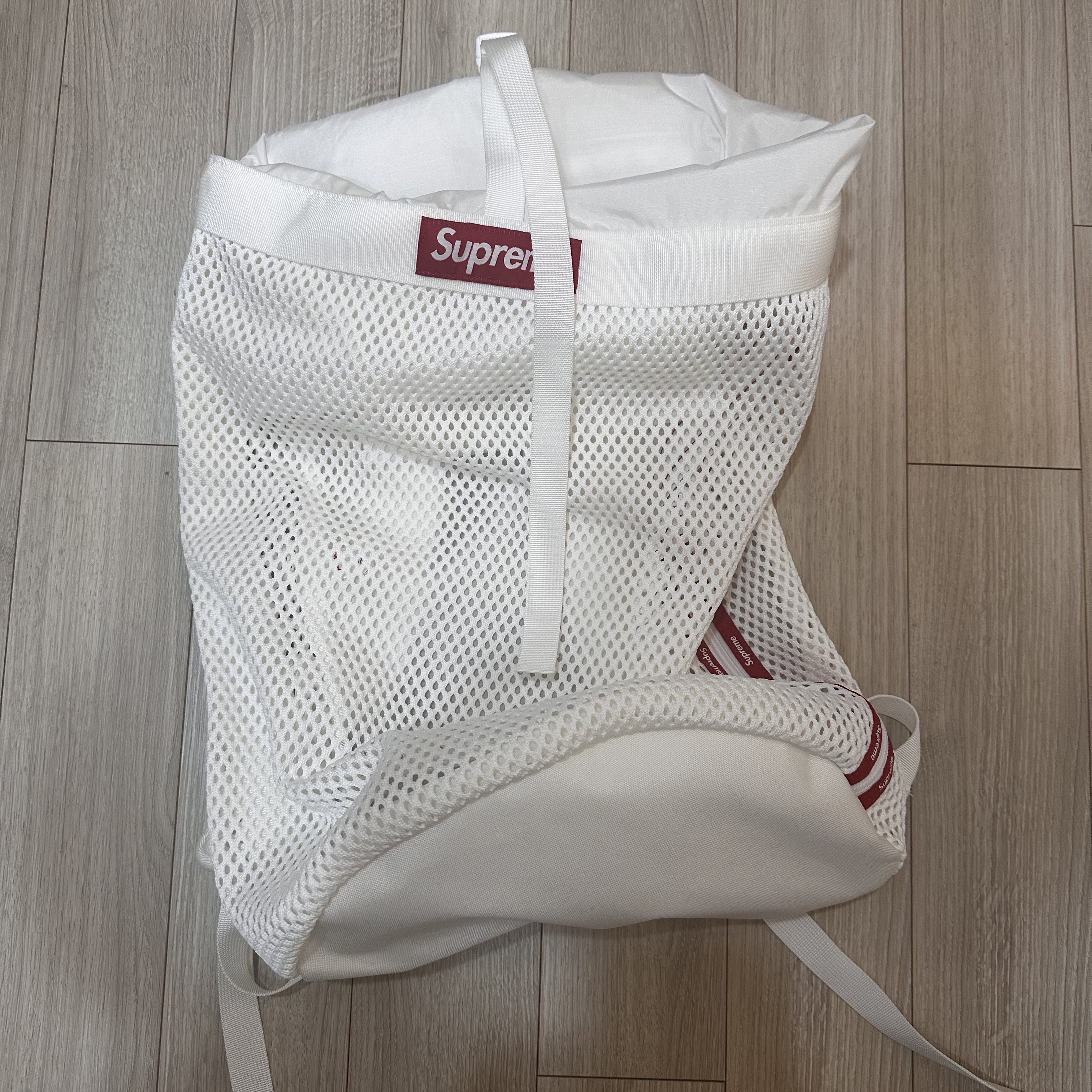 Supreme Mesh Backpack White - 23SS 착용 스타일