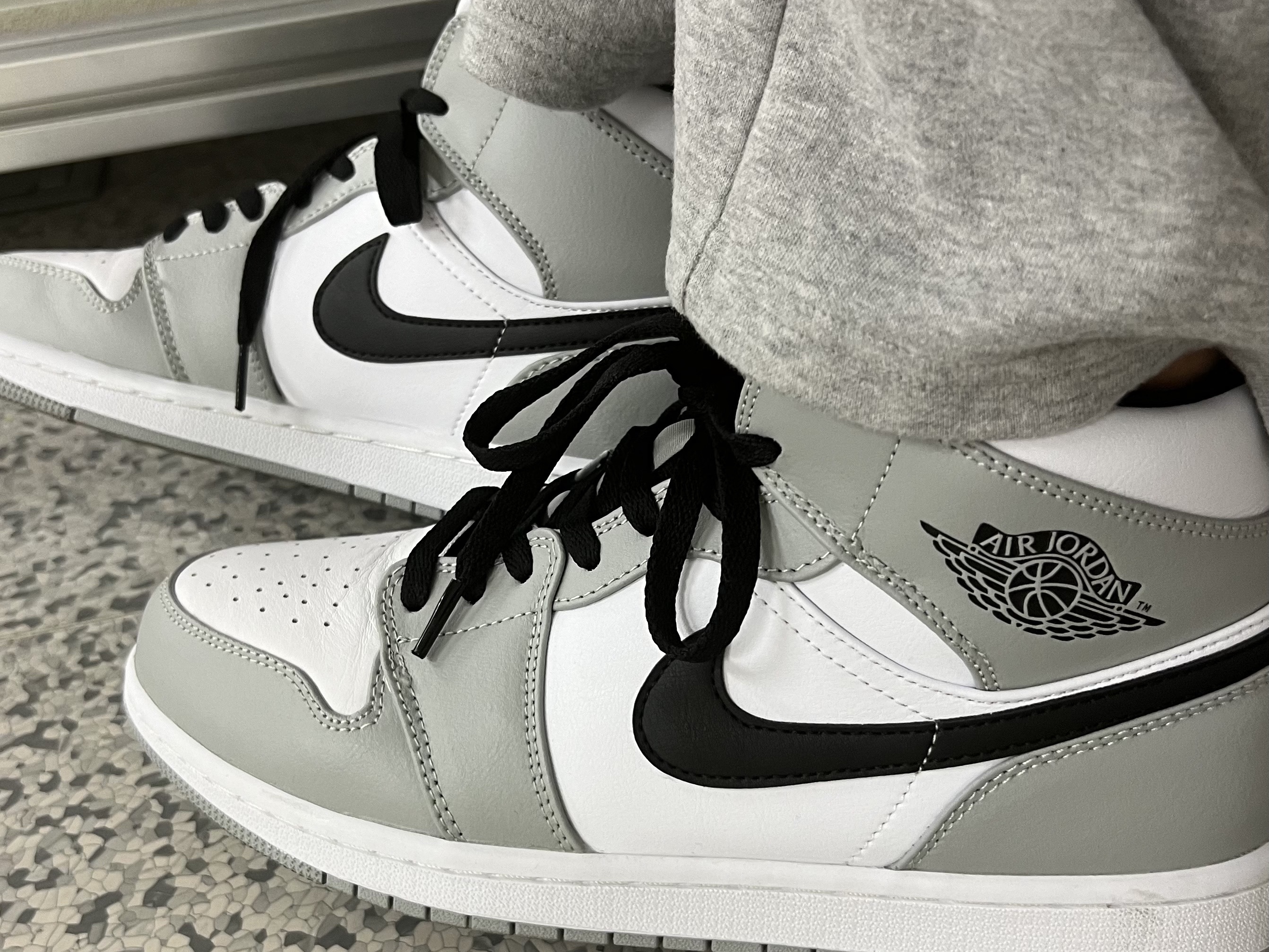 Jordan 1 Mid Light Smoke Grey 착용 스타일