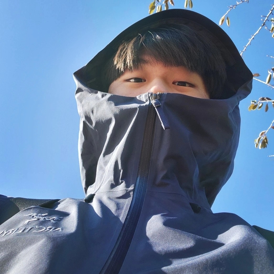 Arc'teryx Beta LT Jacket Black Sapphire 착용 스타일