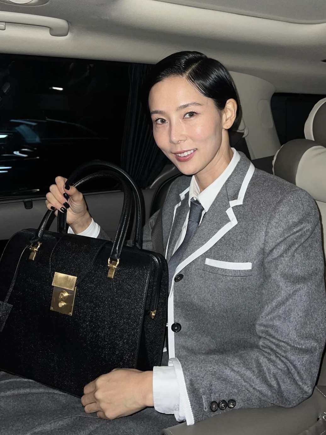 Thom Browne Pebbled Leather Mr.Thom Bag Black 착용 스타일