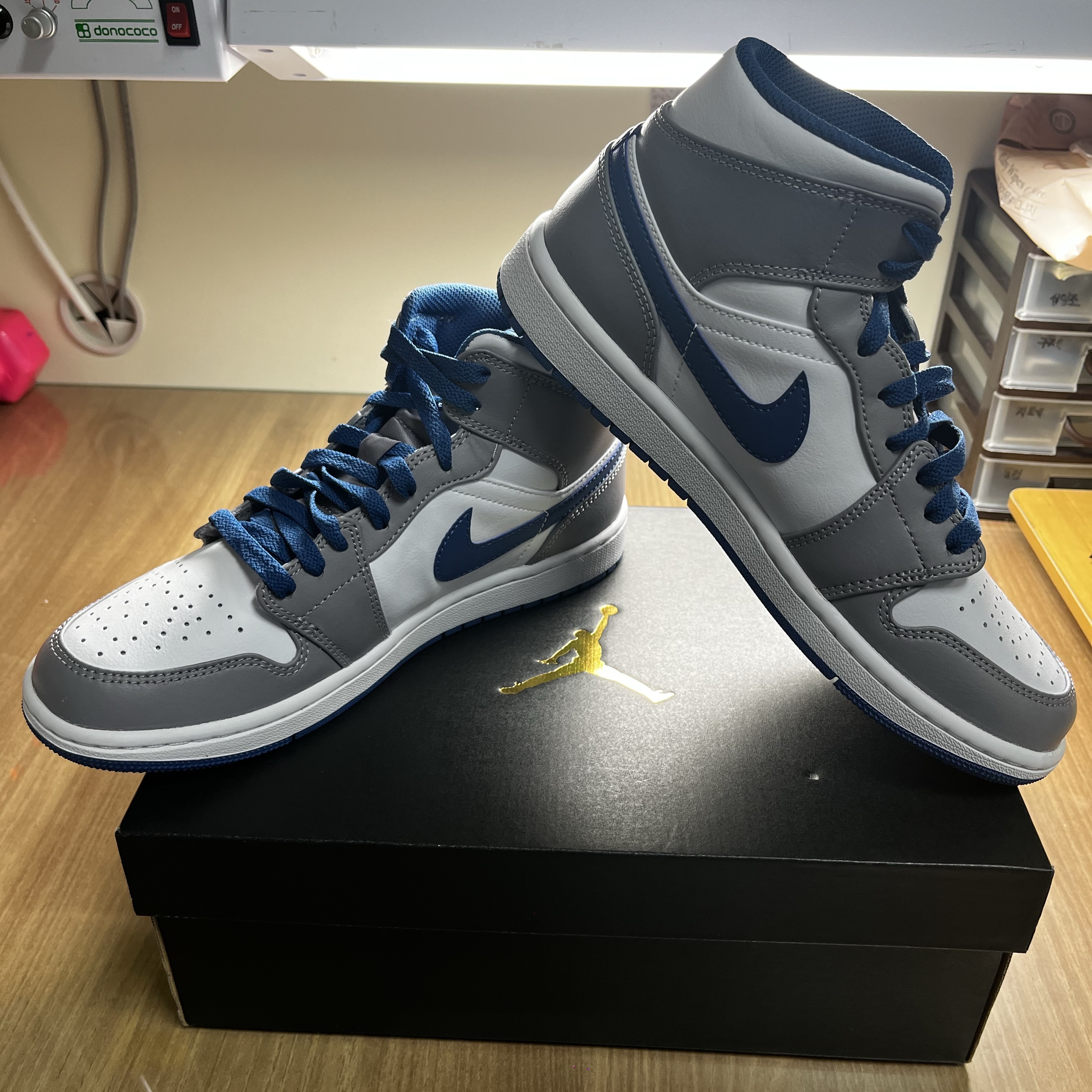 Jordan 1 Mid Cement Grey True Blue 착용 스타일 - 2
