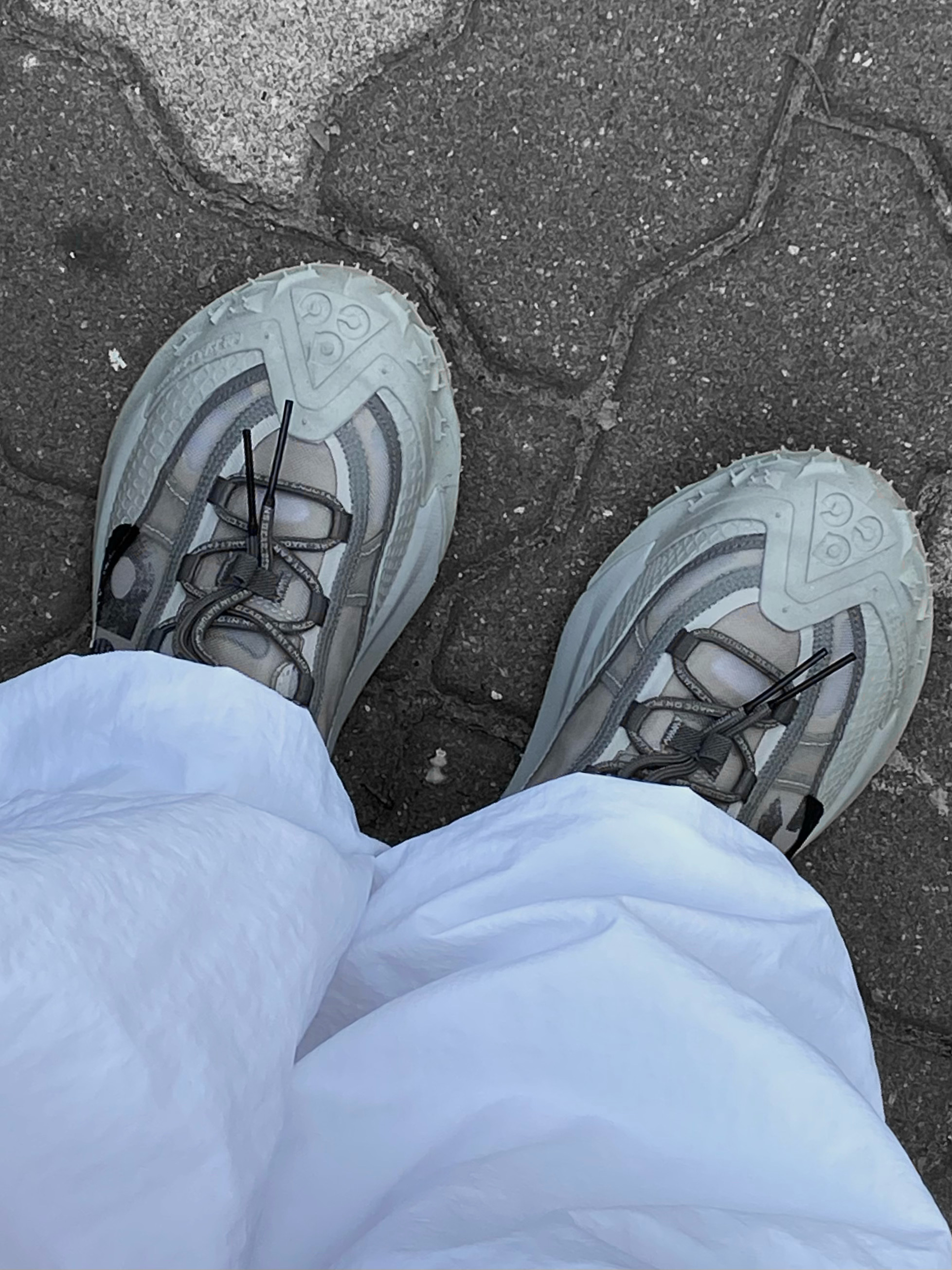 Nike ACG Mountain Fly 2 Low Light Iron Ore Black, Sony WH-1000XM5 Black (Sony Korea Ver.) 착용 스타일 - 3