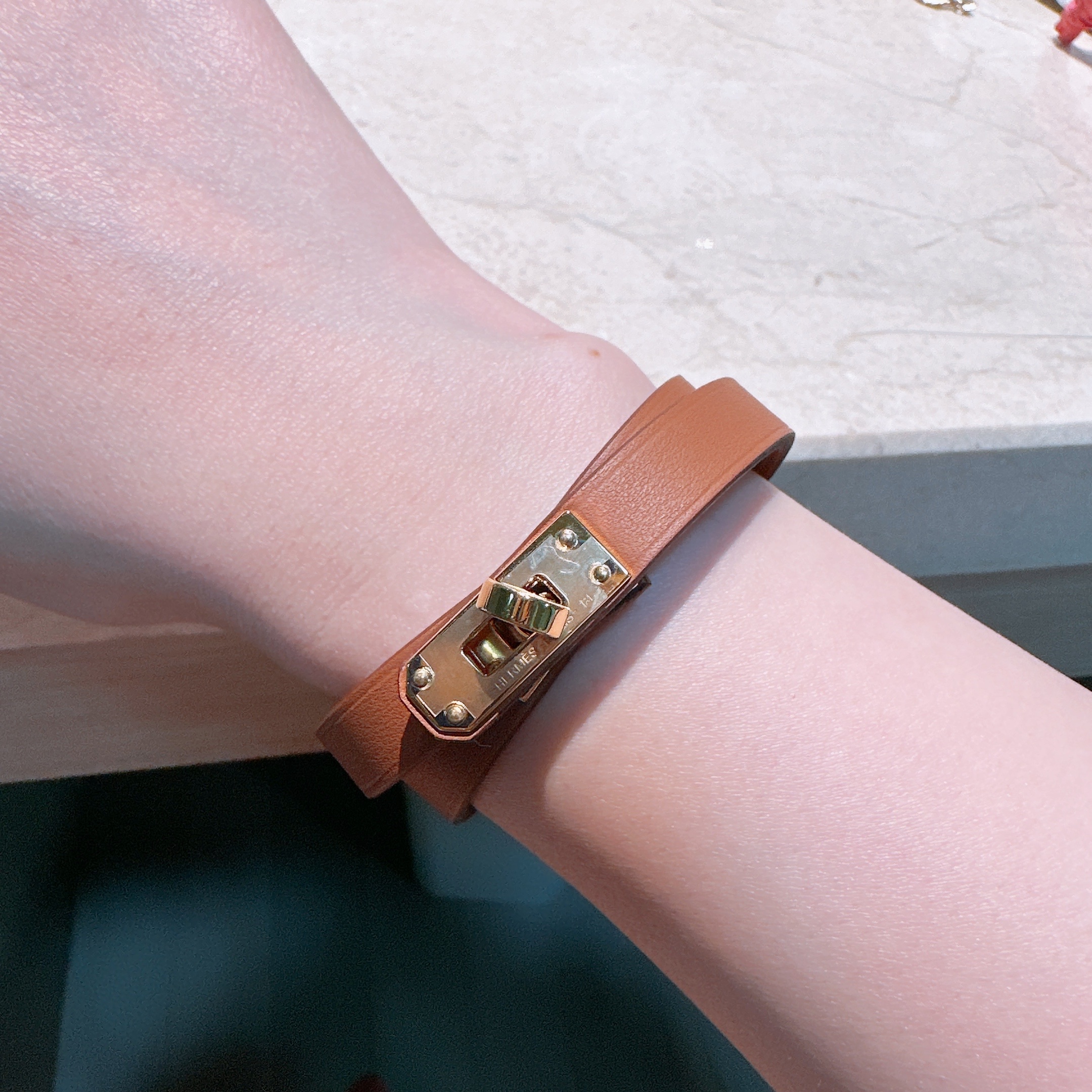 (W) Hermes Mini Kelly Double Tour Bracelet Swift Gold & Gold 착용 스타일 - 1