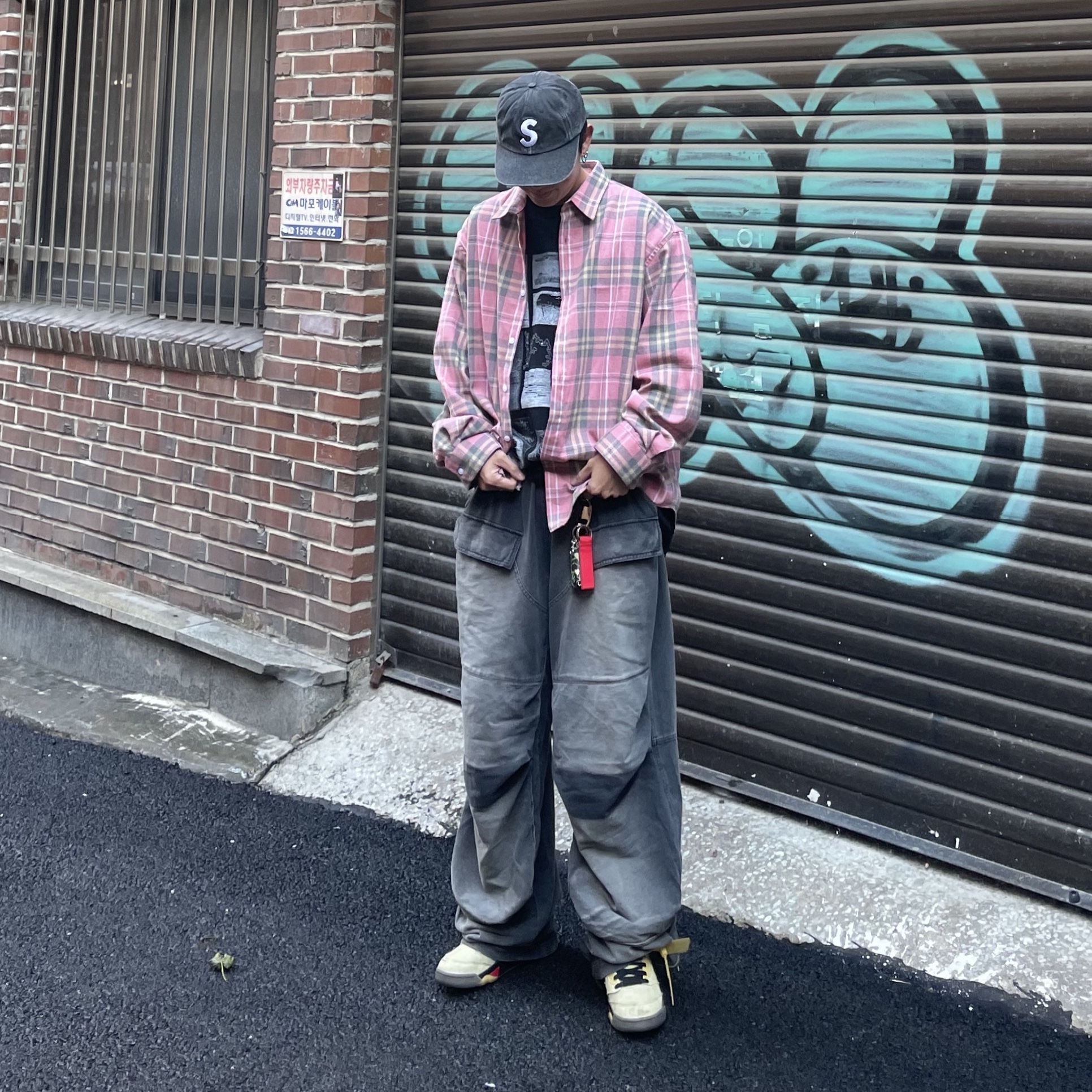 Supreme Pigment Canvas S Logo 6-Panel Black - 23SS, Jordan 5 x Off-White Retro SP Sail Fire Red 착용 스타일