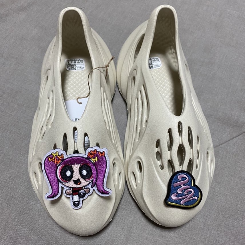 Adidas Yeezy Foam RNNR Sand, NewJeans x The Powerpuff Girls Coller Wappen Reverse Sticon Hanni 착용 스타일
