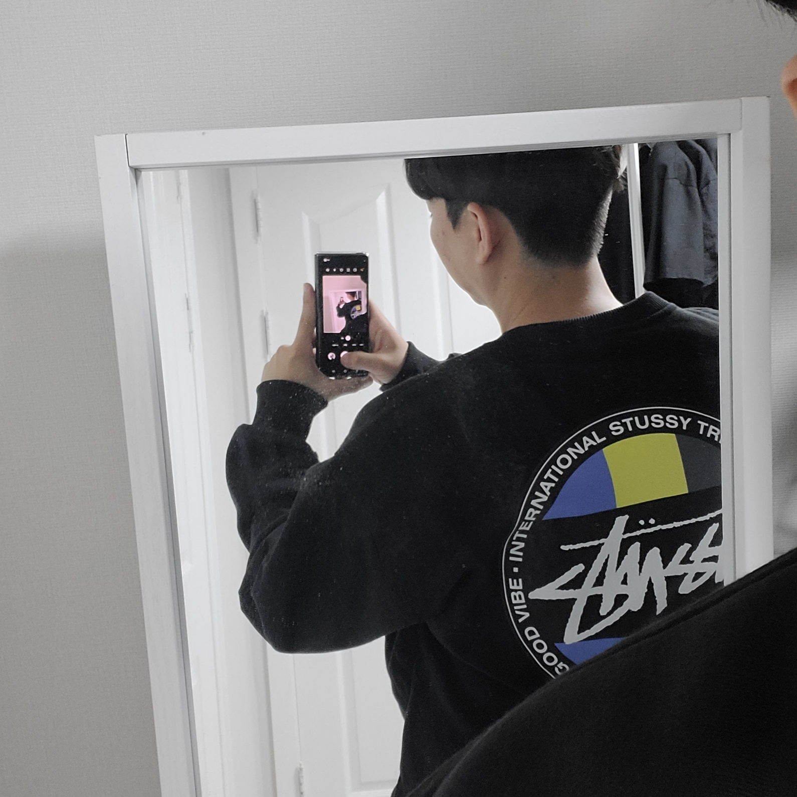 Stussy Classic Dot Crew Black 착용 스타일
