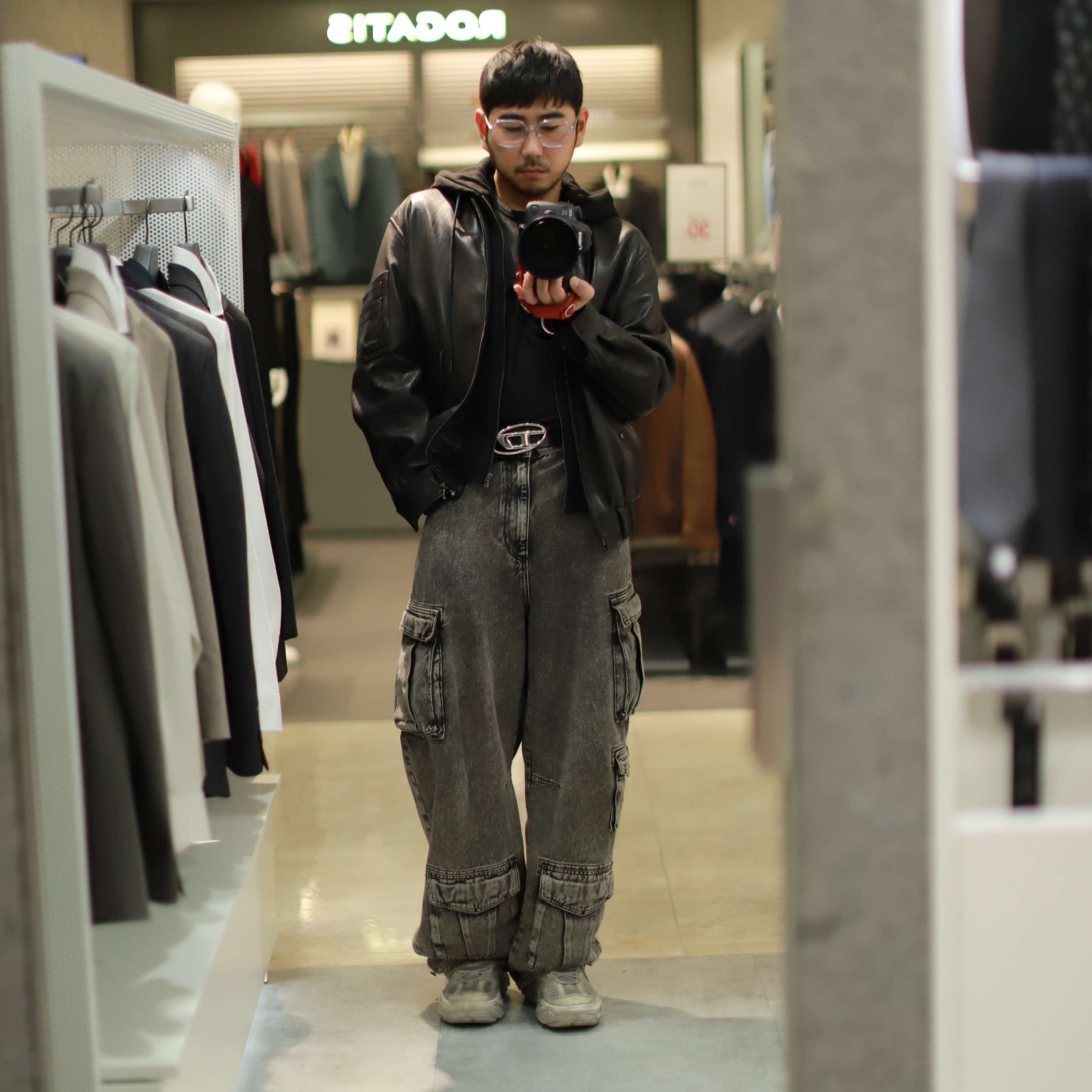 Zara Utility Cargo Jeans Black, Diesel B-1DR Leather Belt with D Buckle Black 착용 스타일