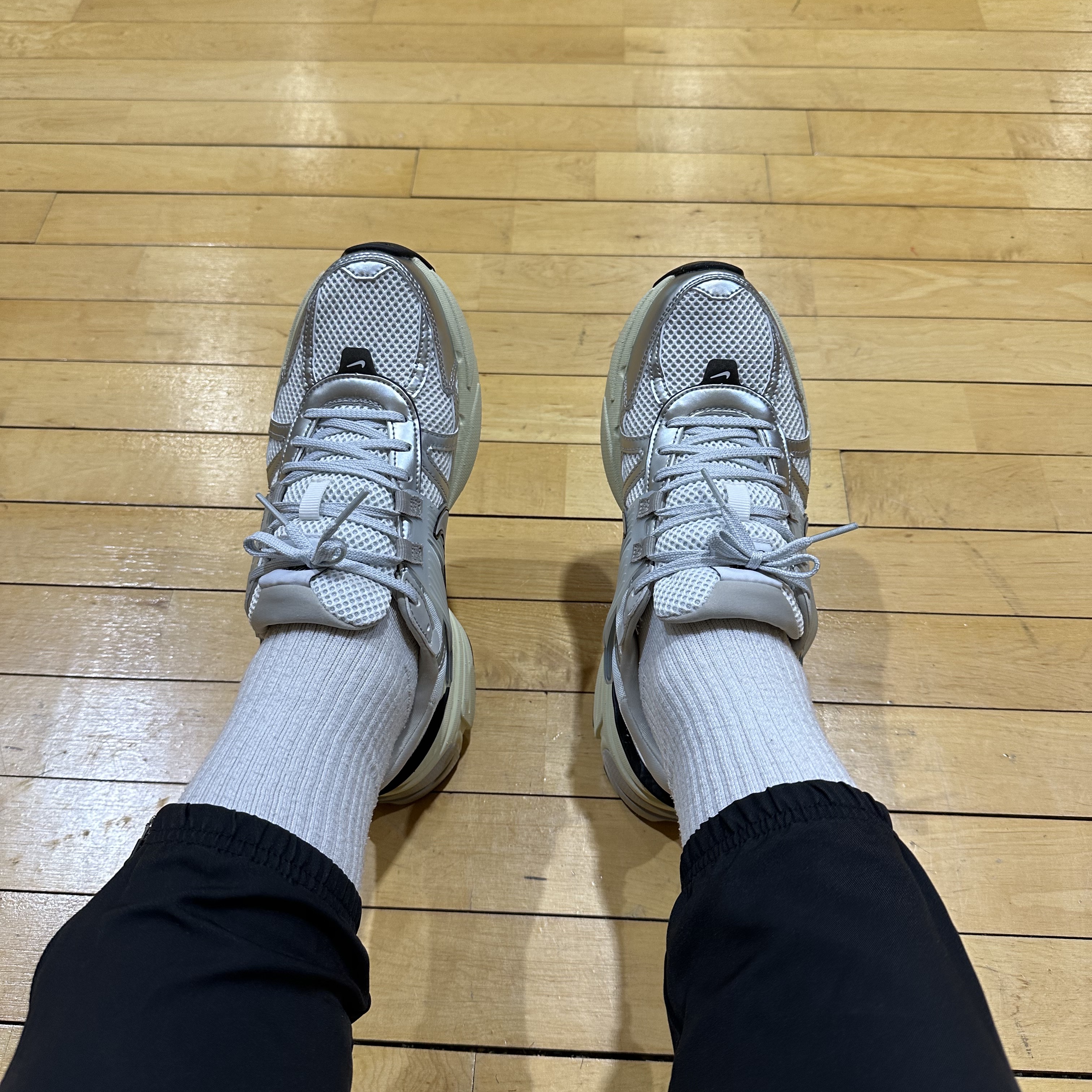 Nike V2K Run Summit White Metallic Silver 착용 스타일 - 2