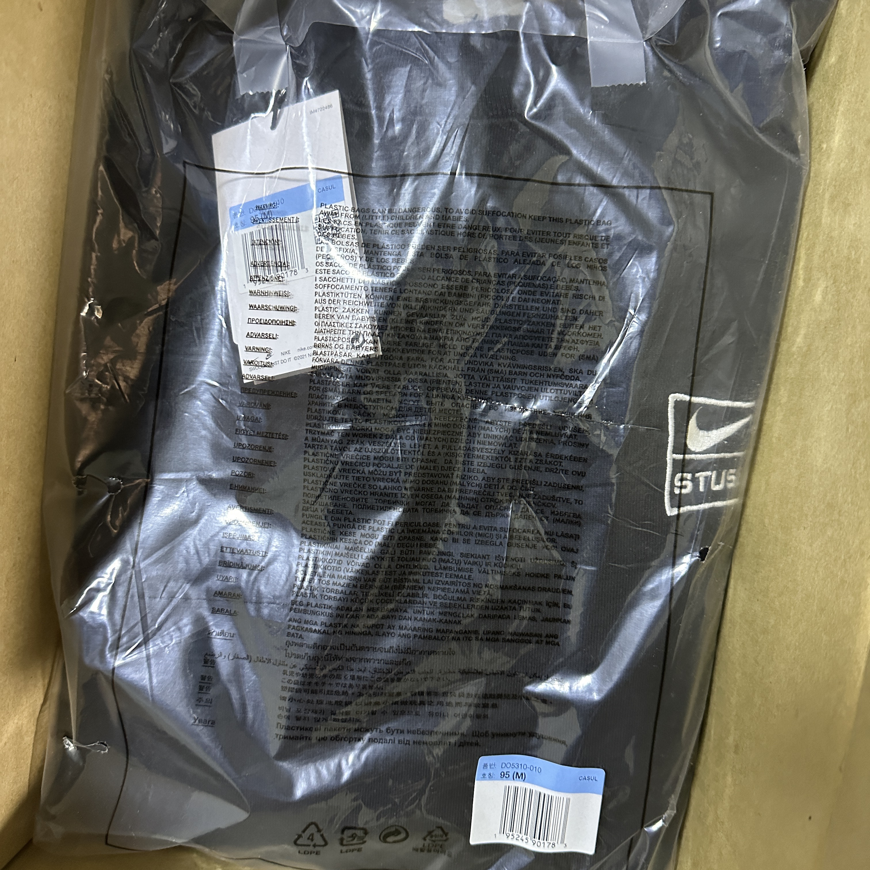 Nike x Stussy NRG Washed Fleece Pants Black (DO5296-010), Nike x Stussy NRG Washed Fleece Crewneck Black (DO5310-010) 착용 스타일 - 1