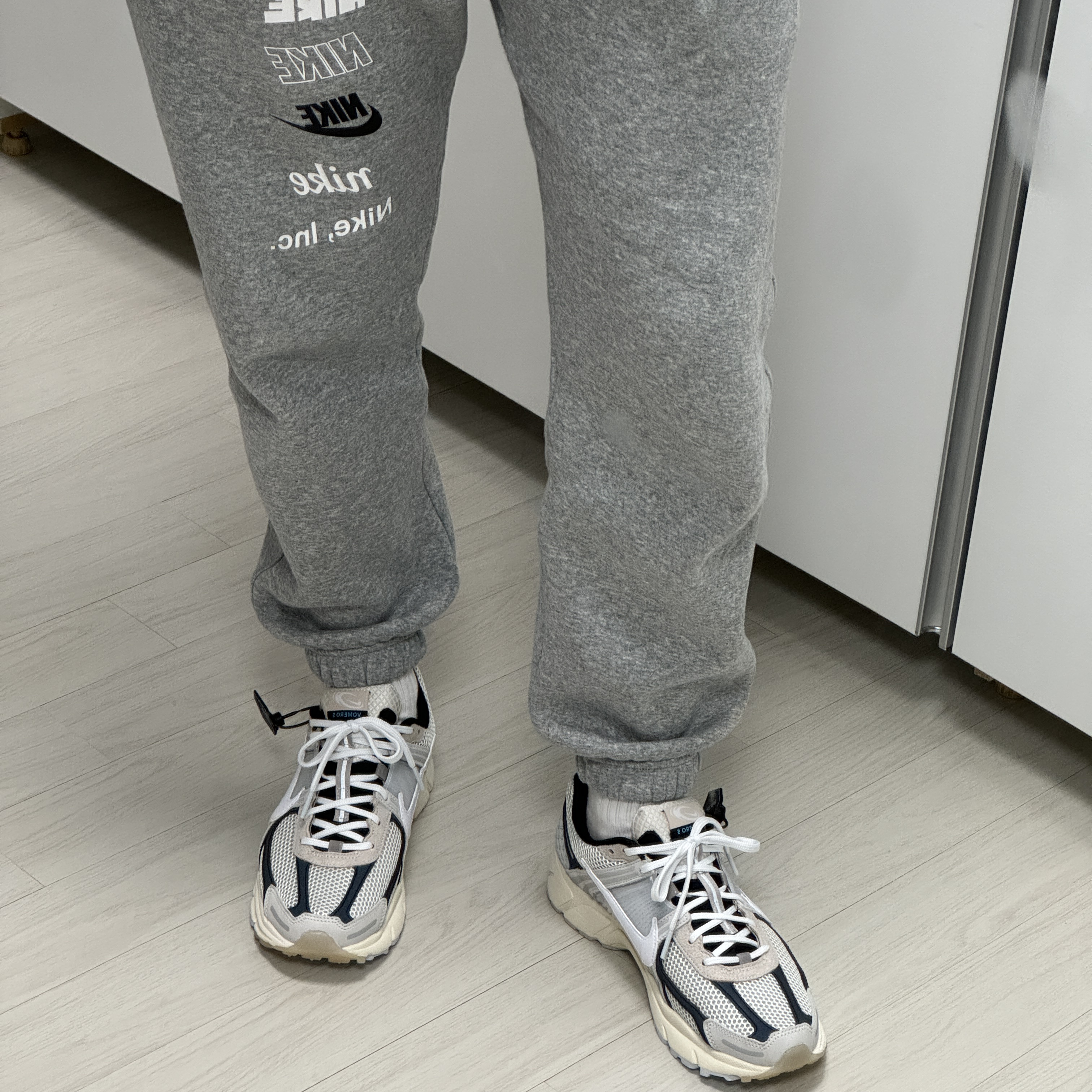 Nike Zoom Vomero 5 Light Bone and Black 착용 스타일 - 4