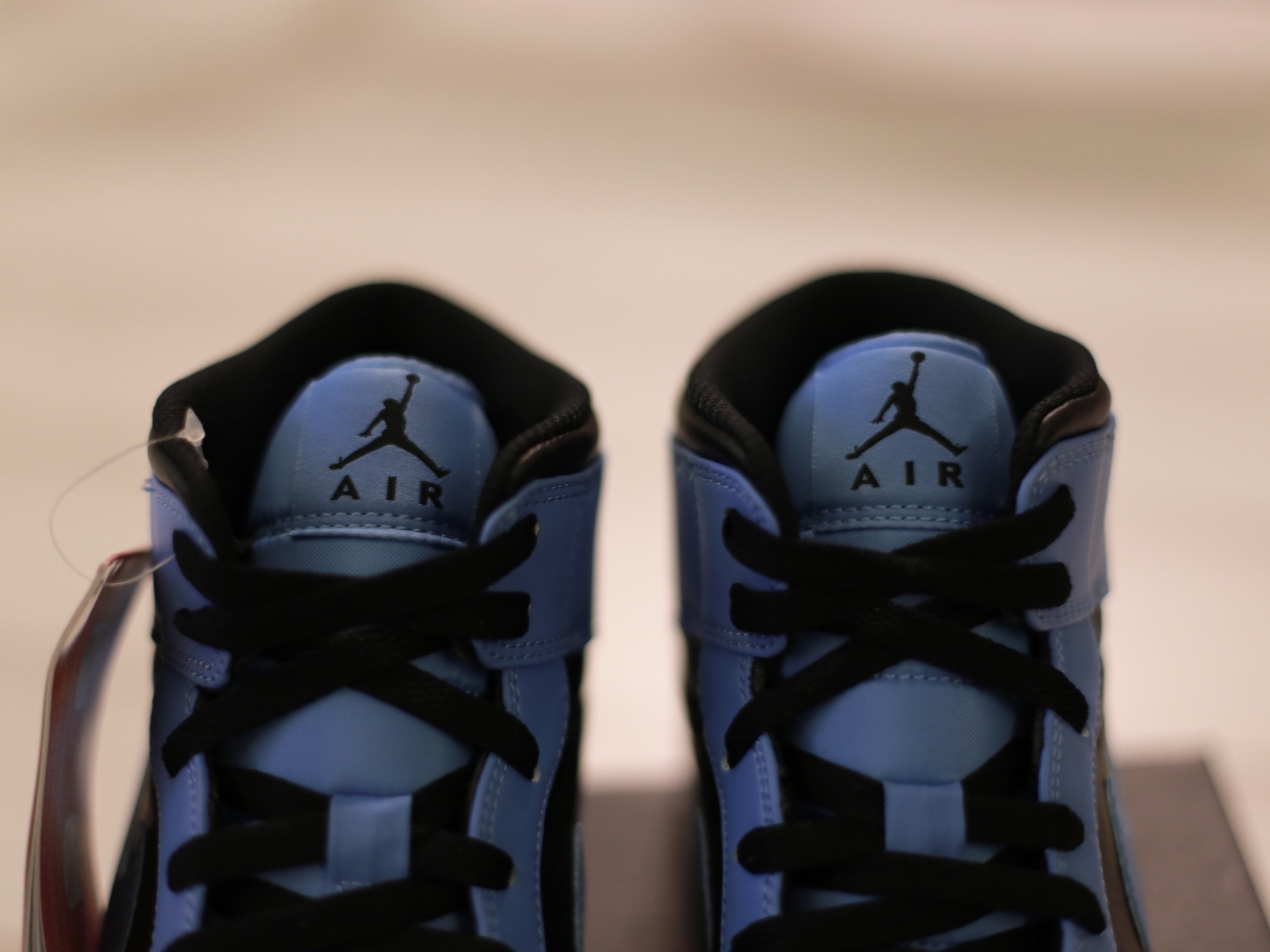 Jordan 1 Mid University Blue Black 착용 스타일 - 5