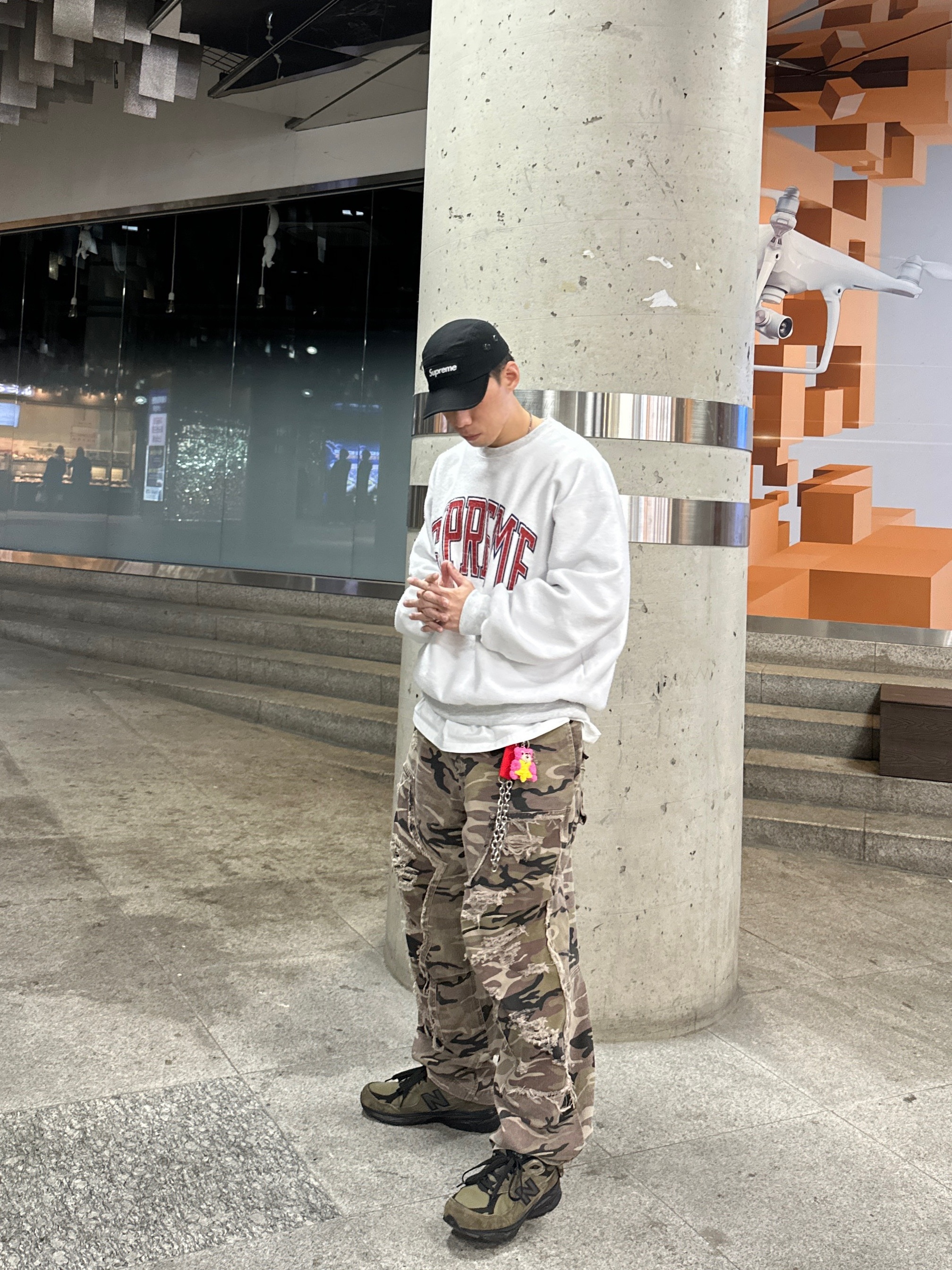 Supreme Inside Out Crewneck Ash Grey - 23FW, New Balance x JJJJound 990v3 Brown Black 착용 스타일