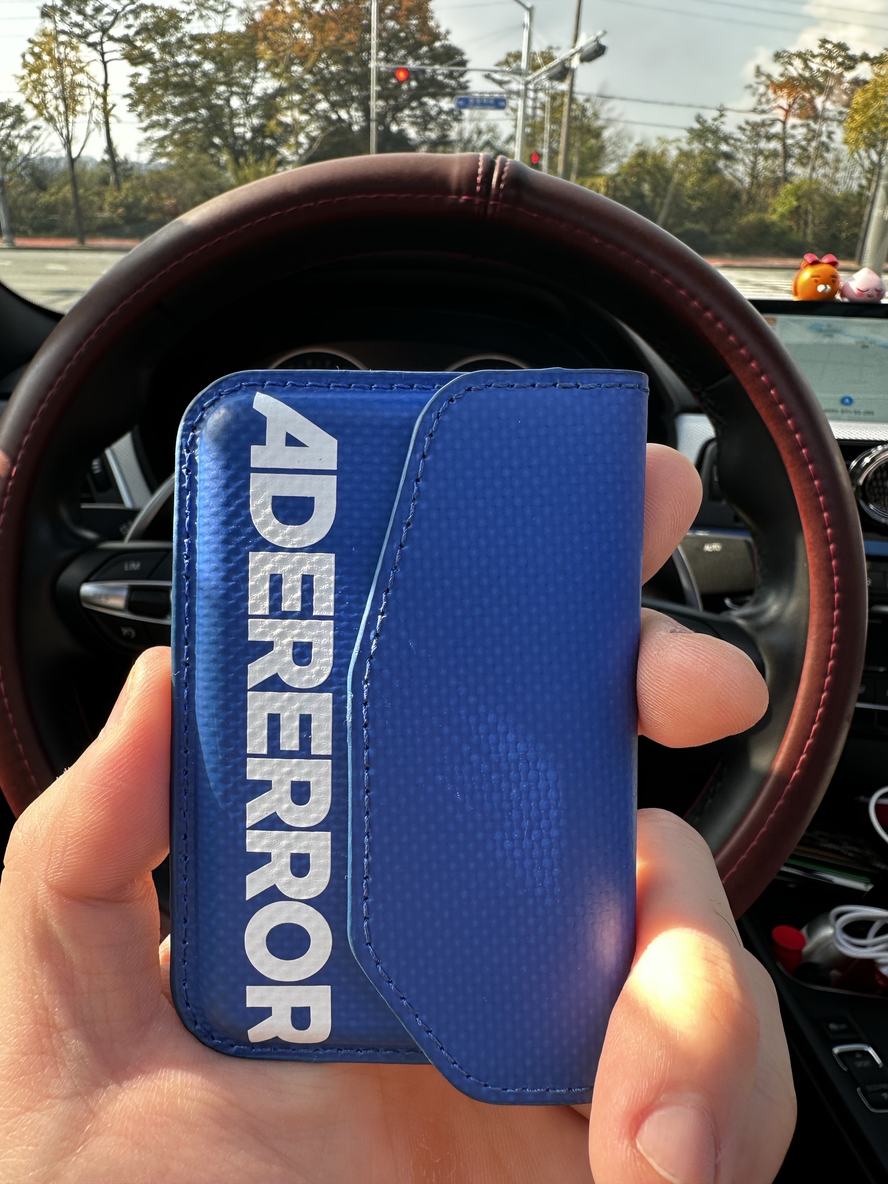 Ader Error Standic Magsafe Wallet Z-Blue 착용 스타일 - 2