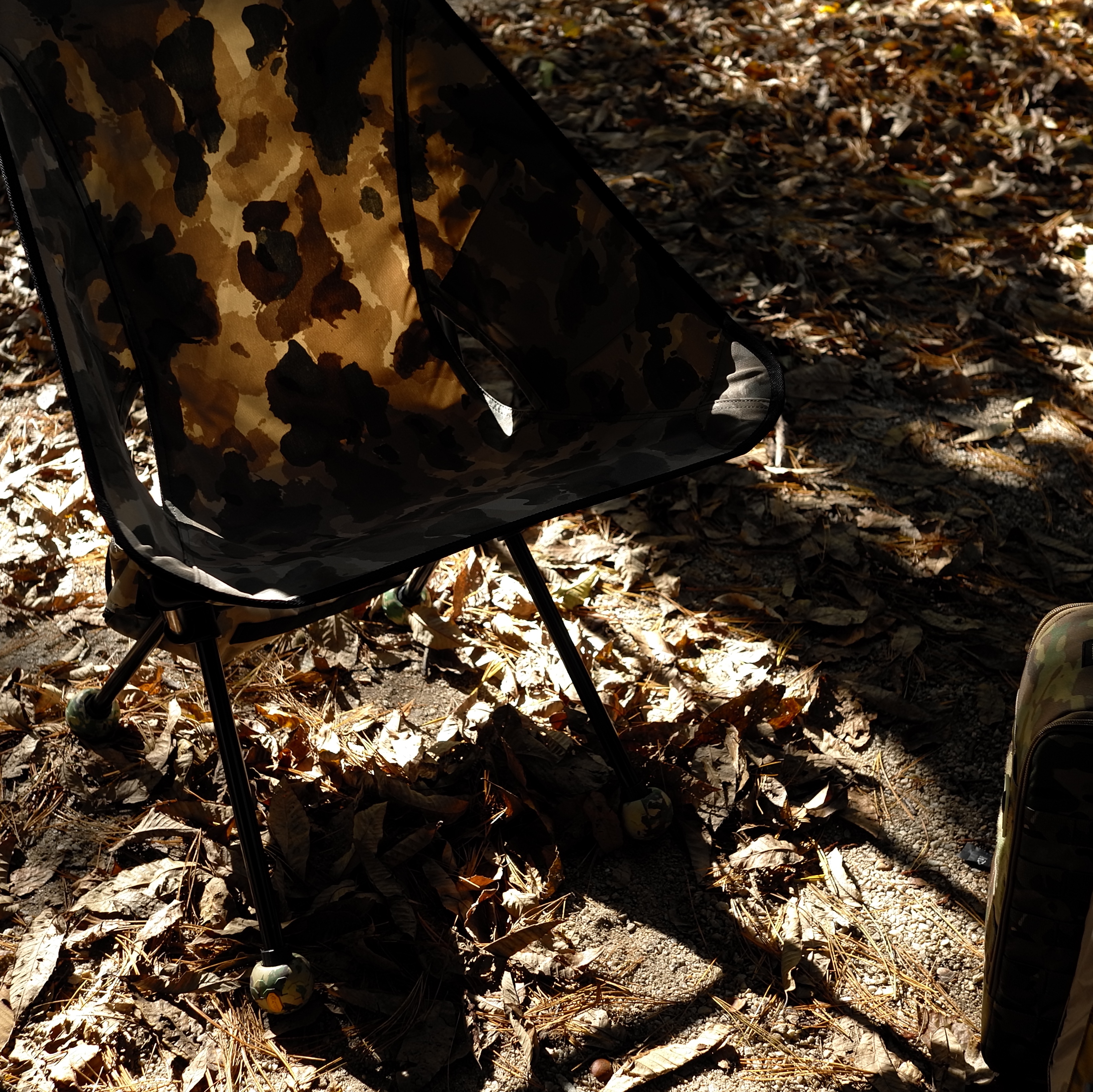 Helinox x Carhartt WIP Tactical Sunset Chair Camo Tide 착용 스타일