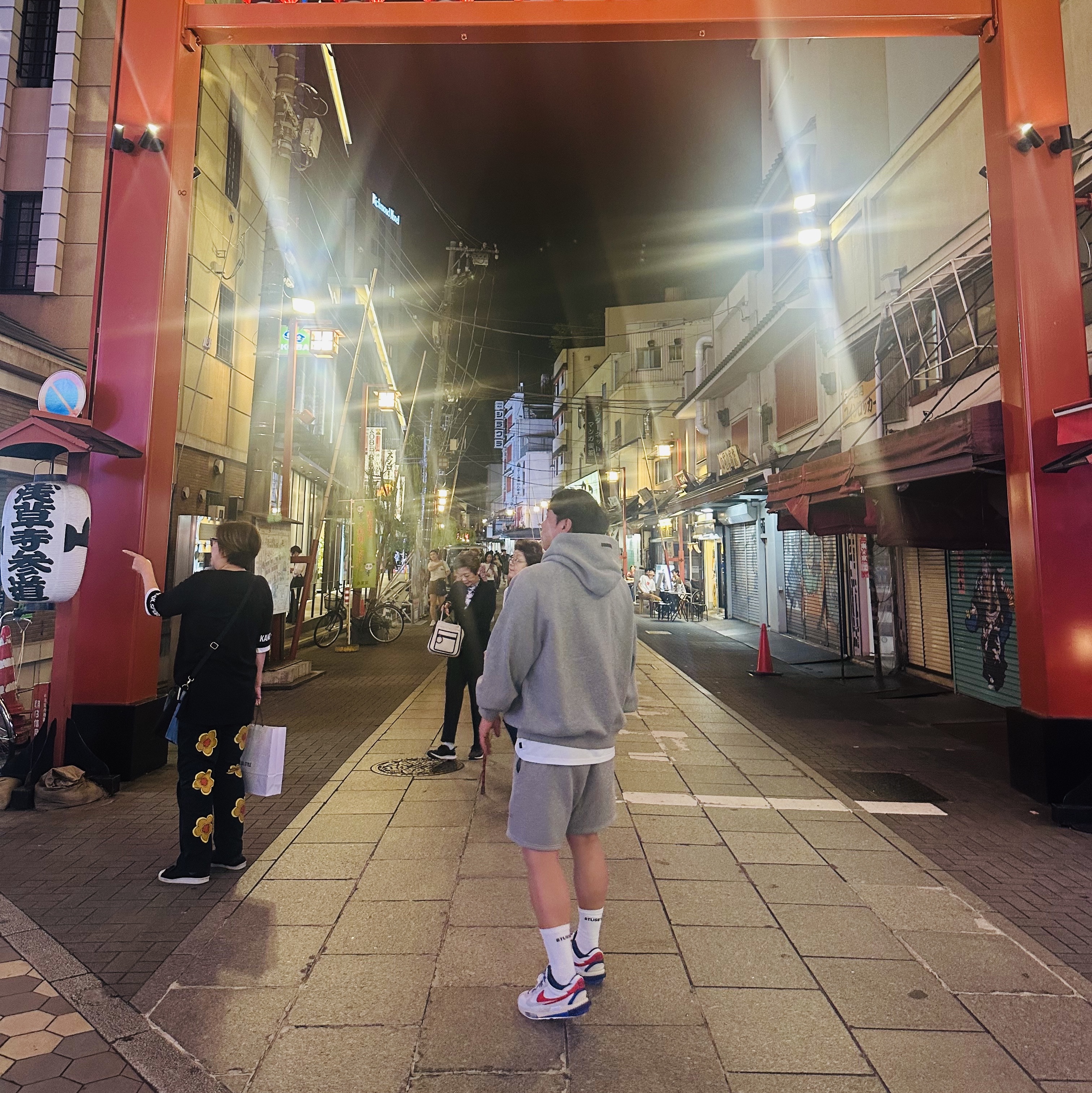 Nike x Sacai Zoom Cortez SP White and University Red, Essentials The Core Collection Sweatshorts Heather Oatmeal 착용 스타일