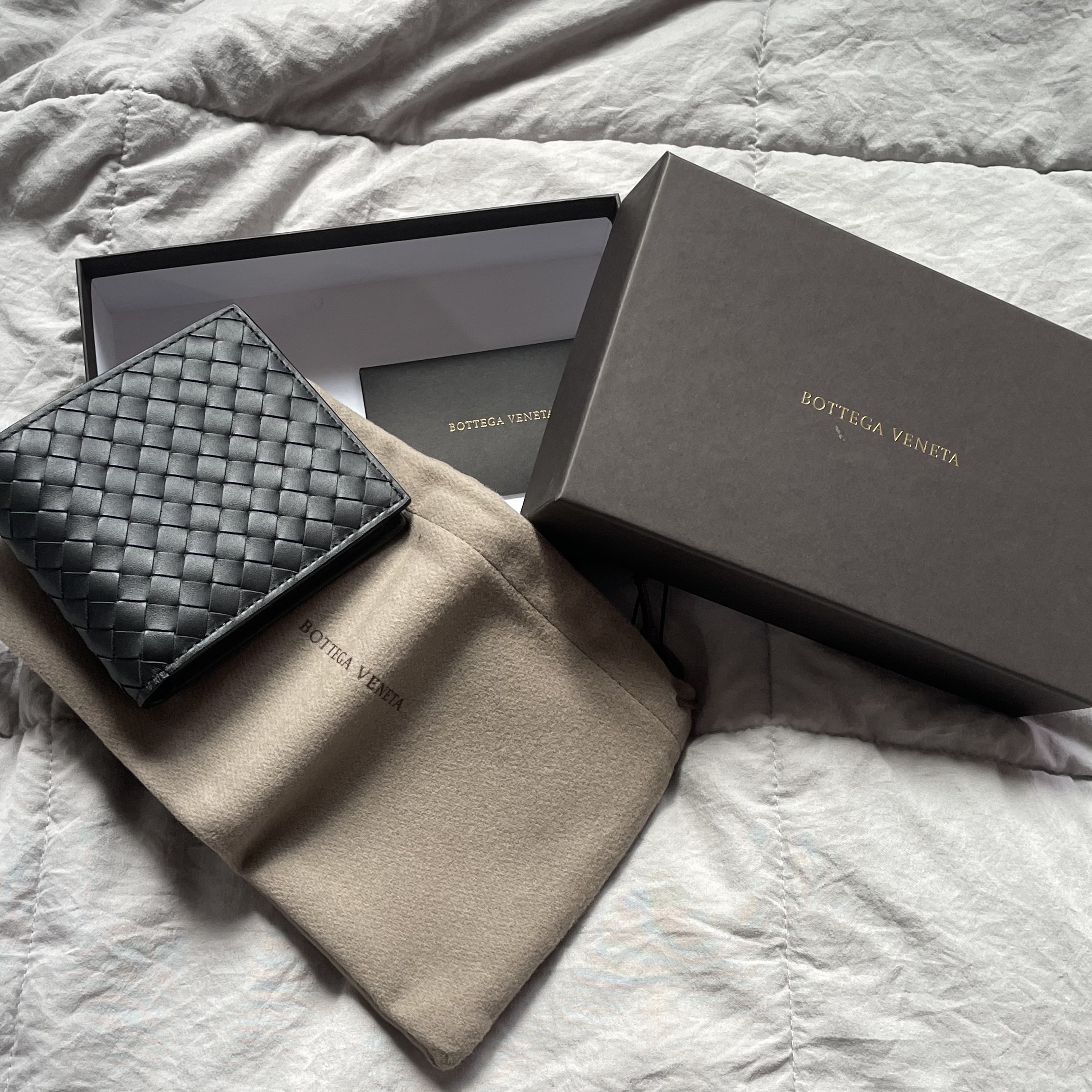Bottega Veneta Bi-Fold Wallet Black 착용 스타일