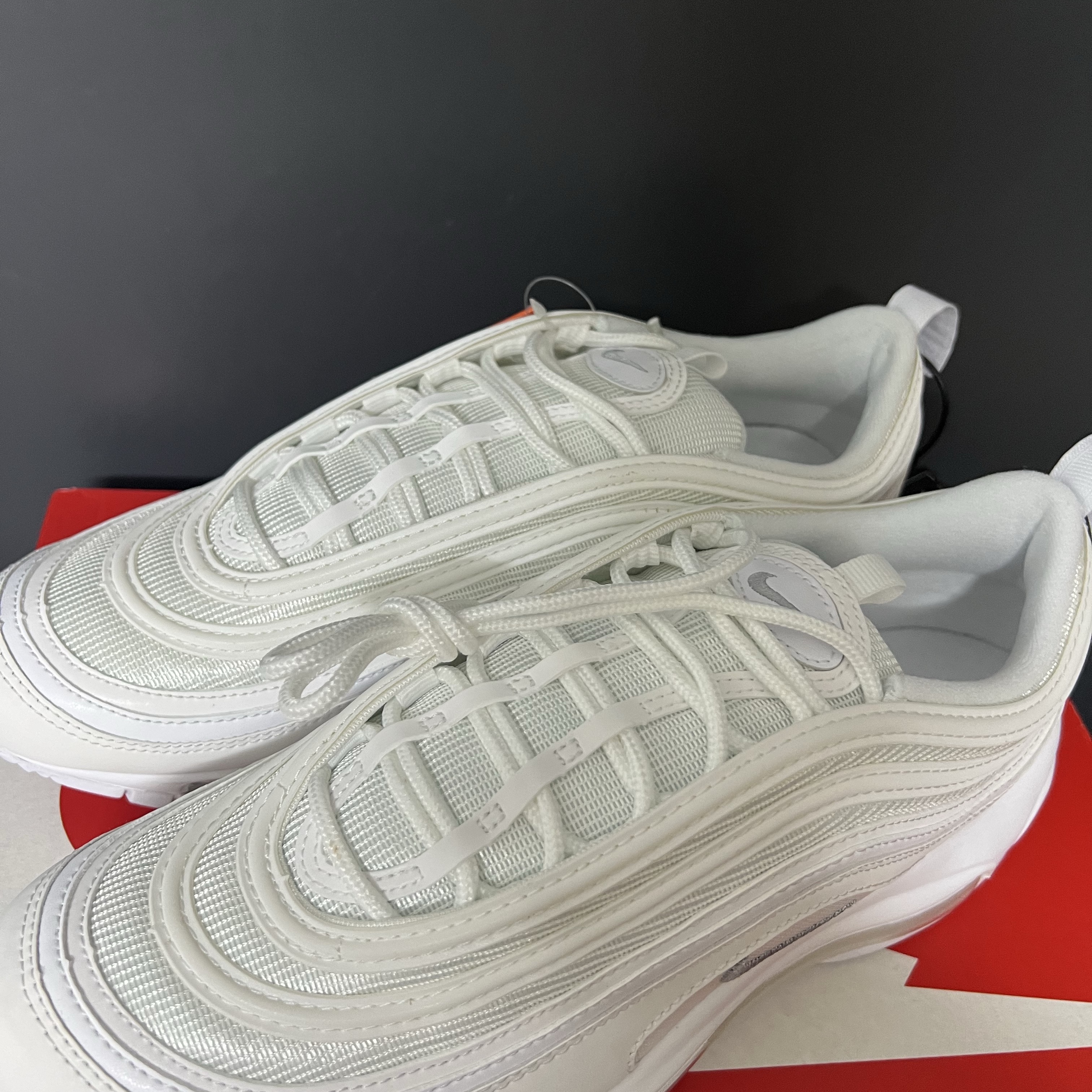 Nike Air Max 97 Triple White Wolf Grey 착용 스타일 - 2