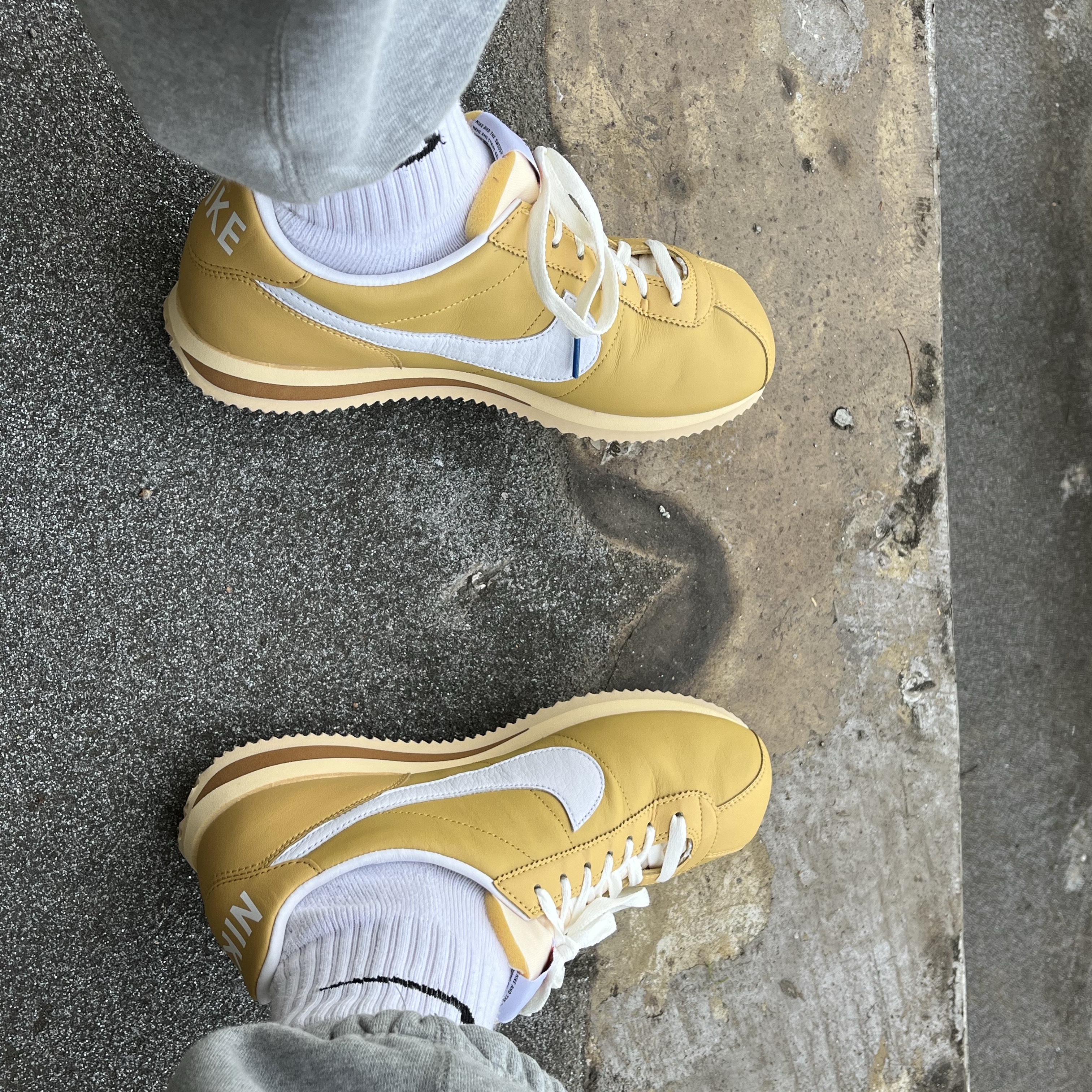 Nike Cortez 23 SE Wheat Gold 착용 스타일