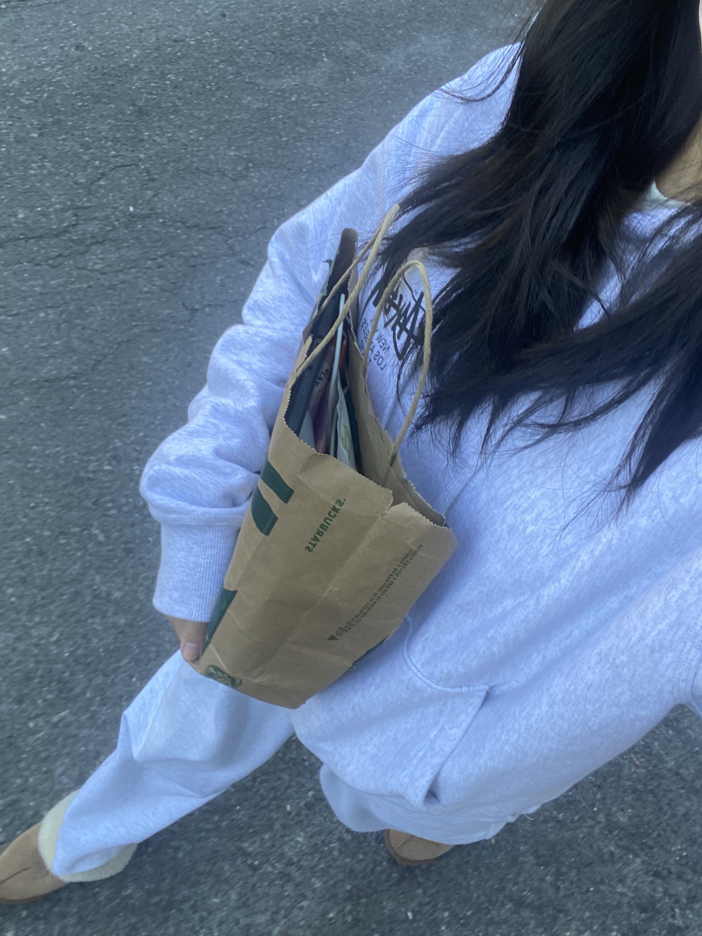 Stussy World Tour Hoodie Ash Heather 2023, (W) UGG Coquette Slipper Chestnut 착용 스타일 - 1