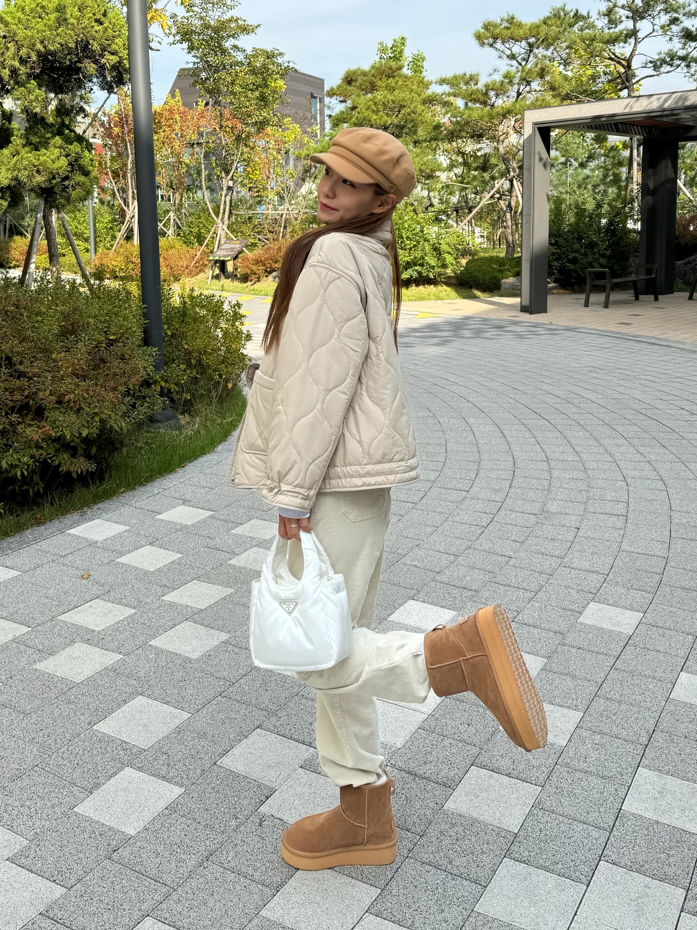 Prada Soft Padded Re-Nylon Mini Bag White 착용 스타일 - 2