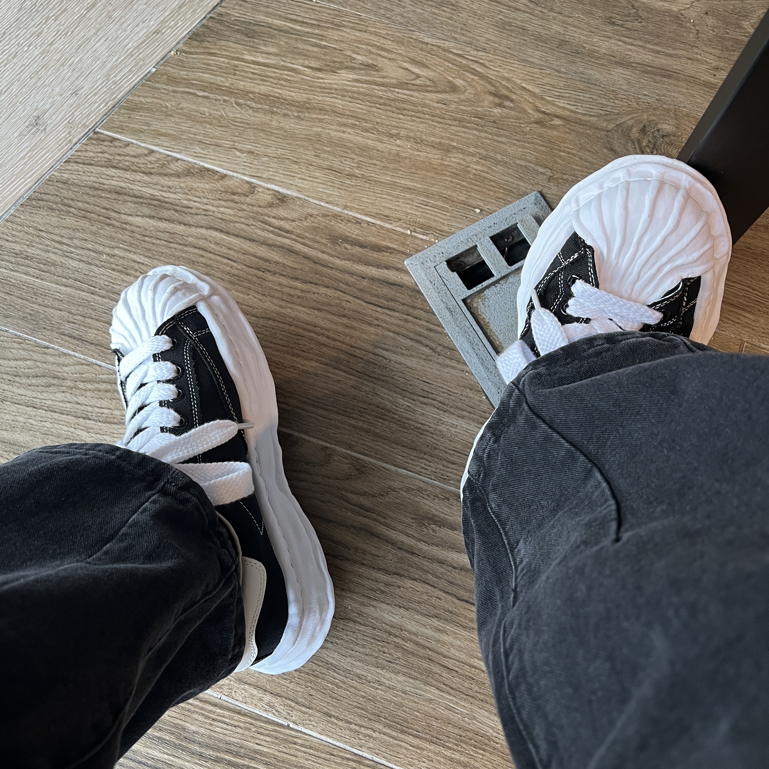 Maison Mihara Yasuhiro Blakey OG Sole Canvas Low-top Sneakers Black White 착용 스타일