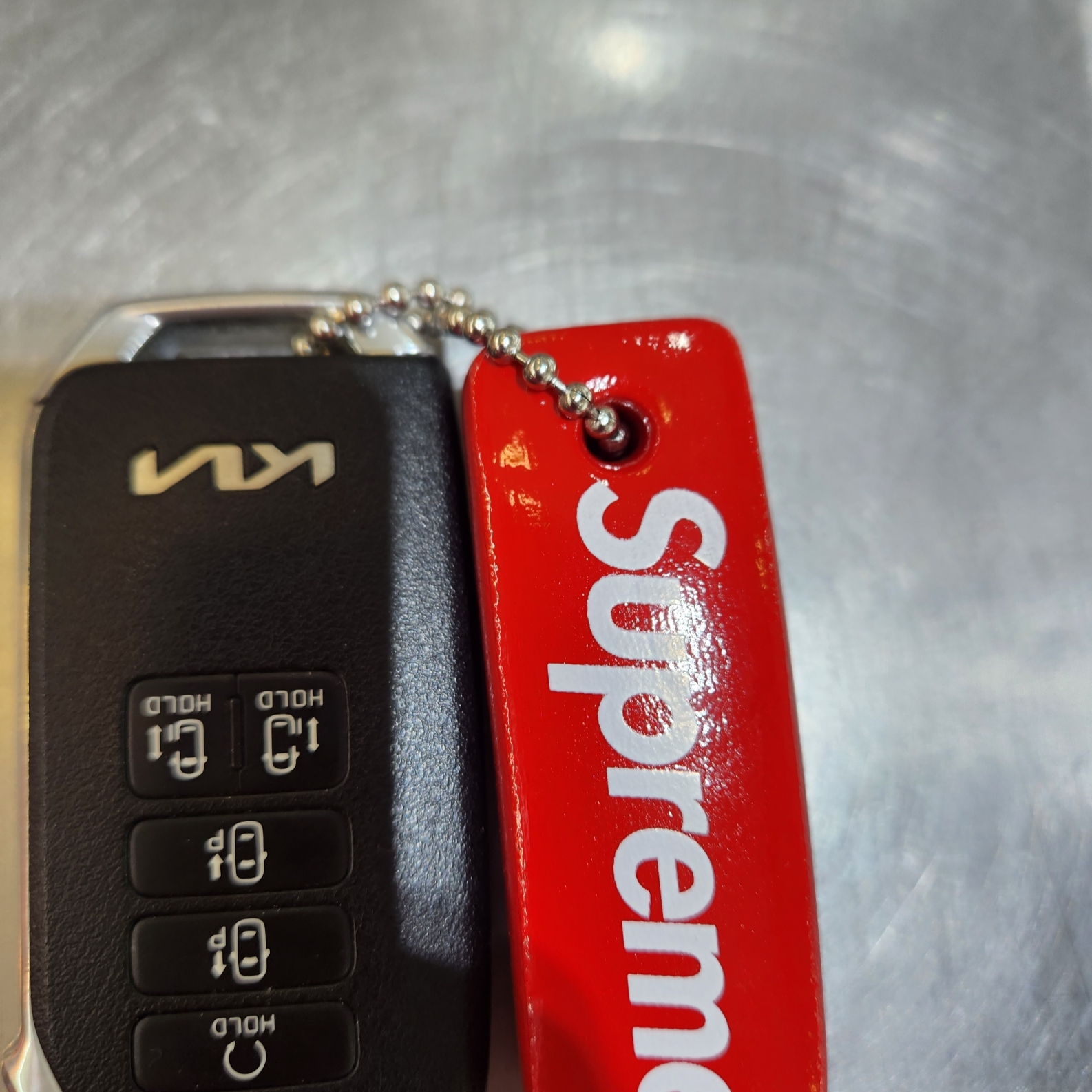 Supreme Floating Keychain Red - 23FW, Supreme Floating Keychain Black - 23FW 착용 스타일 - 3