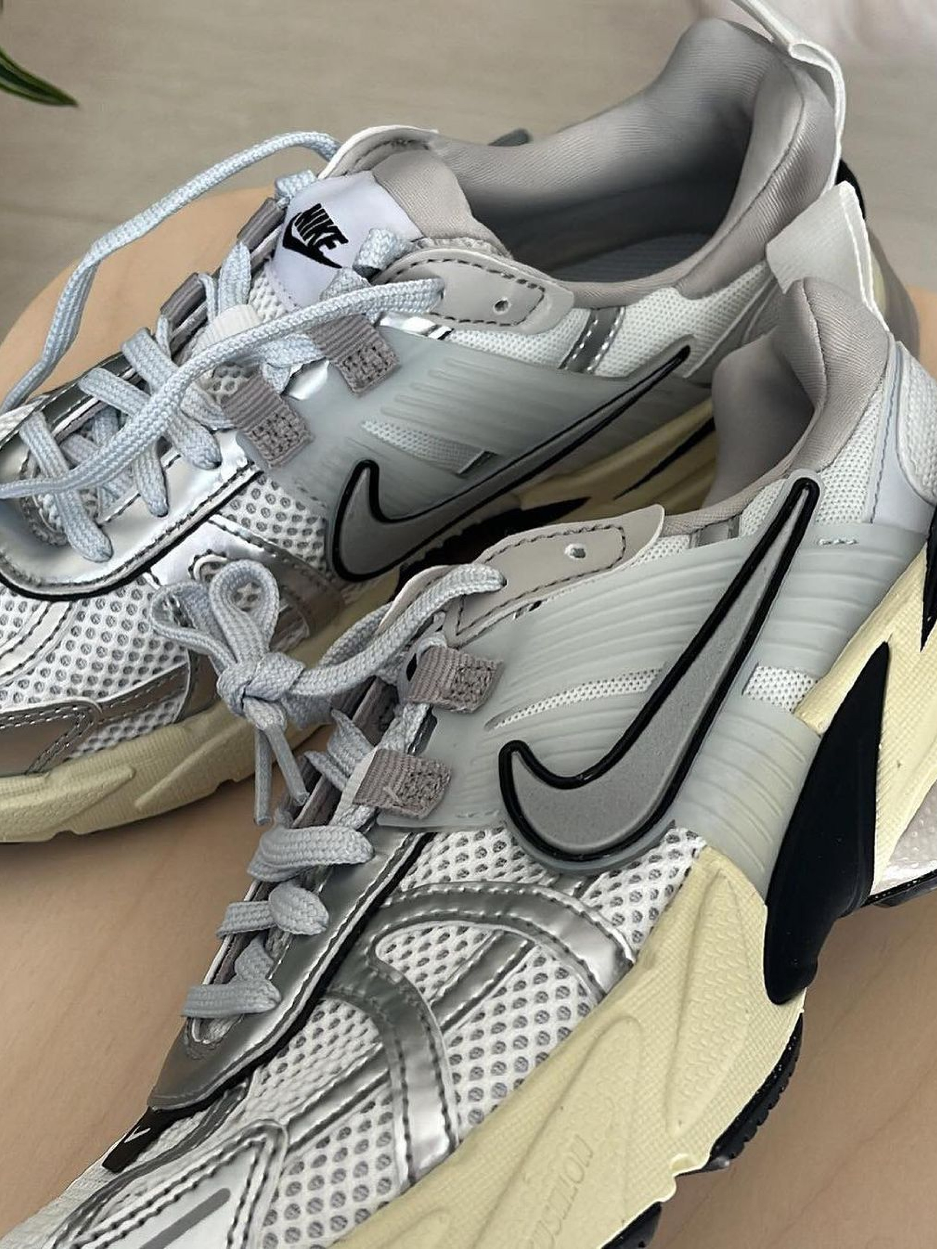 Nike V2K Run Summit White Metallic Silver 착용 스타일 - 5