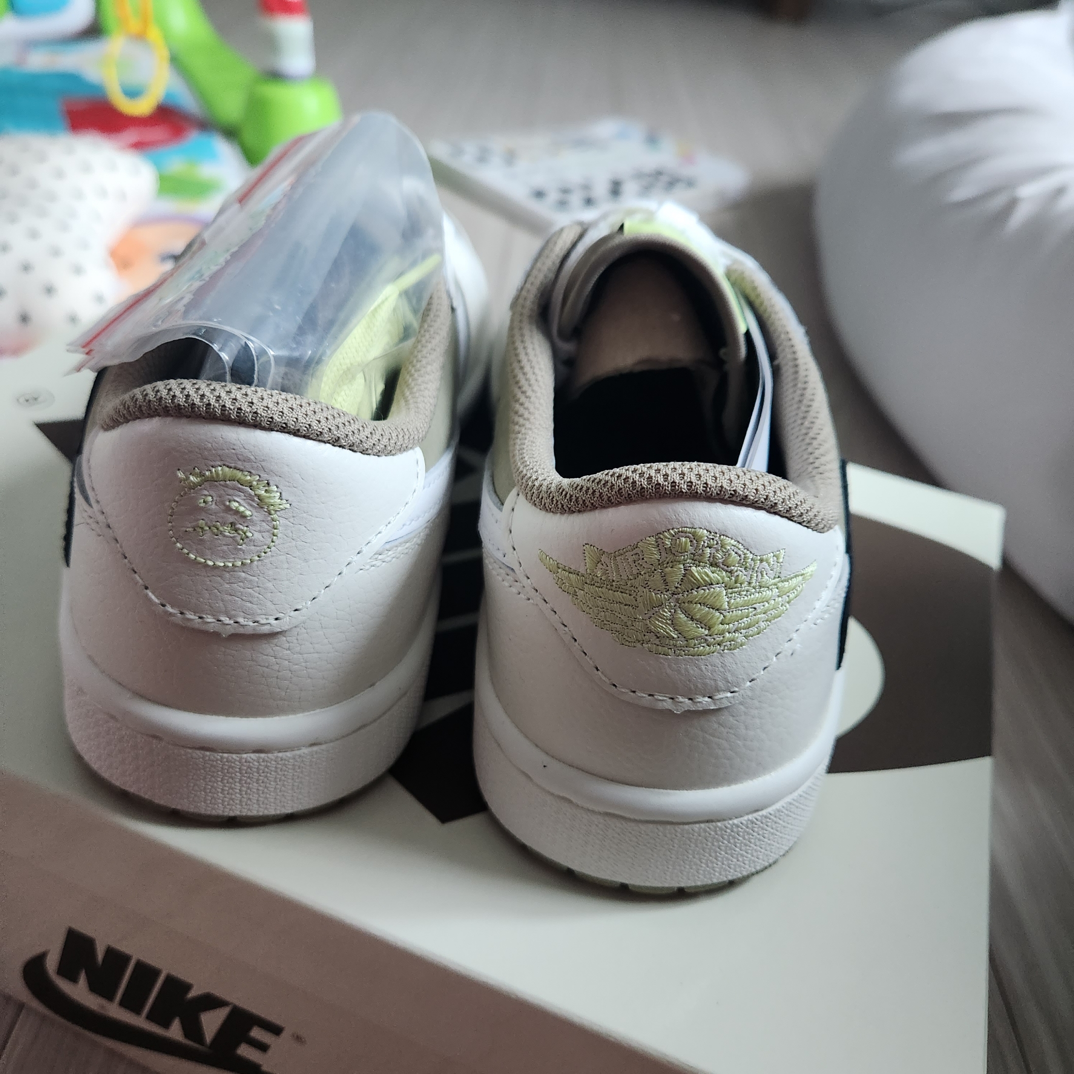 Jordan 1 x Travis Scott Retro Low Golf NRG Neutral Olive 착용 스타일 - 2