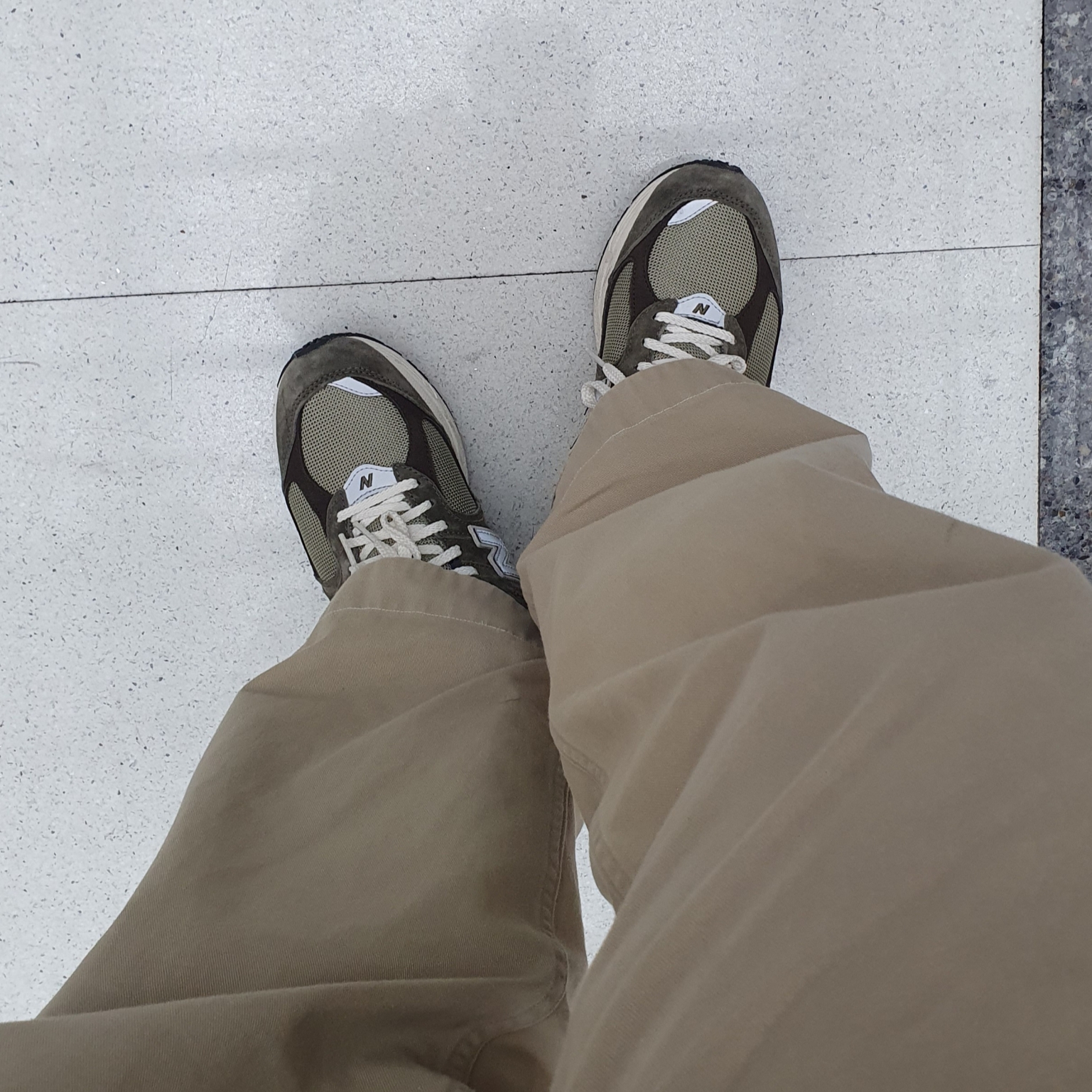 New Balance 2002R Special Vintage Khaki 착용 스타일