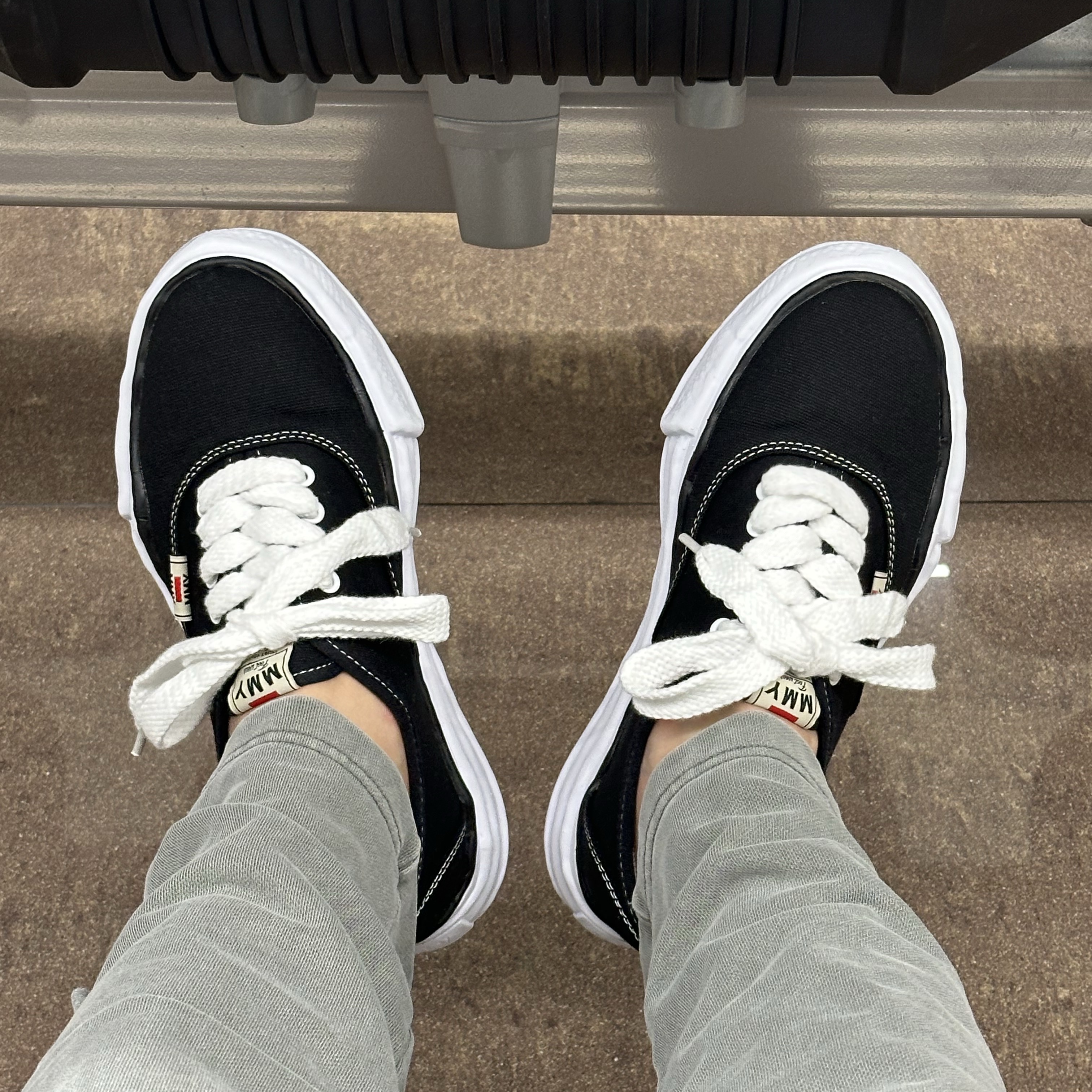 Maison Mihara Yasuhiro Baker OG Sole Canvas Low Cut Sneakers Black 착용 스타일