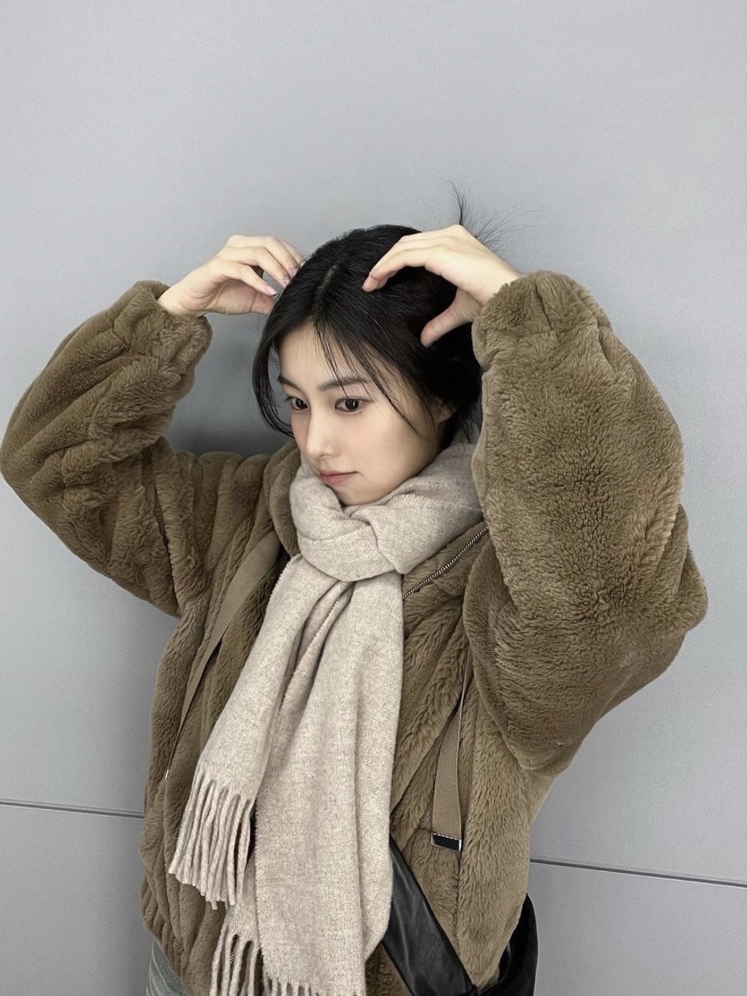Acne Studios Narrow Wool Fringe Muffler Rose Melange, Acne Studios Narrow Wool Fringe Muffler Oatmeal Melange 착용 스타일 - 7