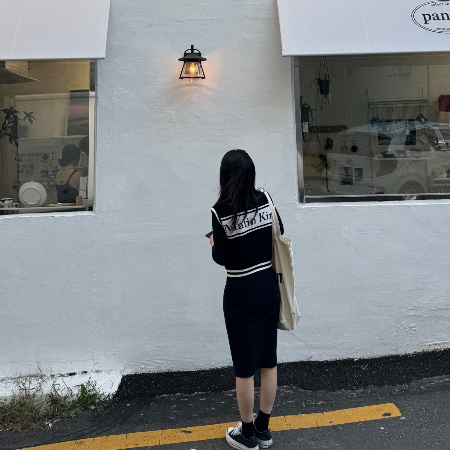 (W) Matin Kim Spell Point Stripe Knit Vest Black 착용 스타일