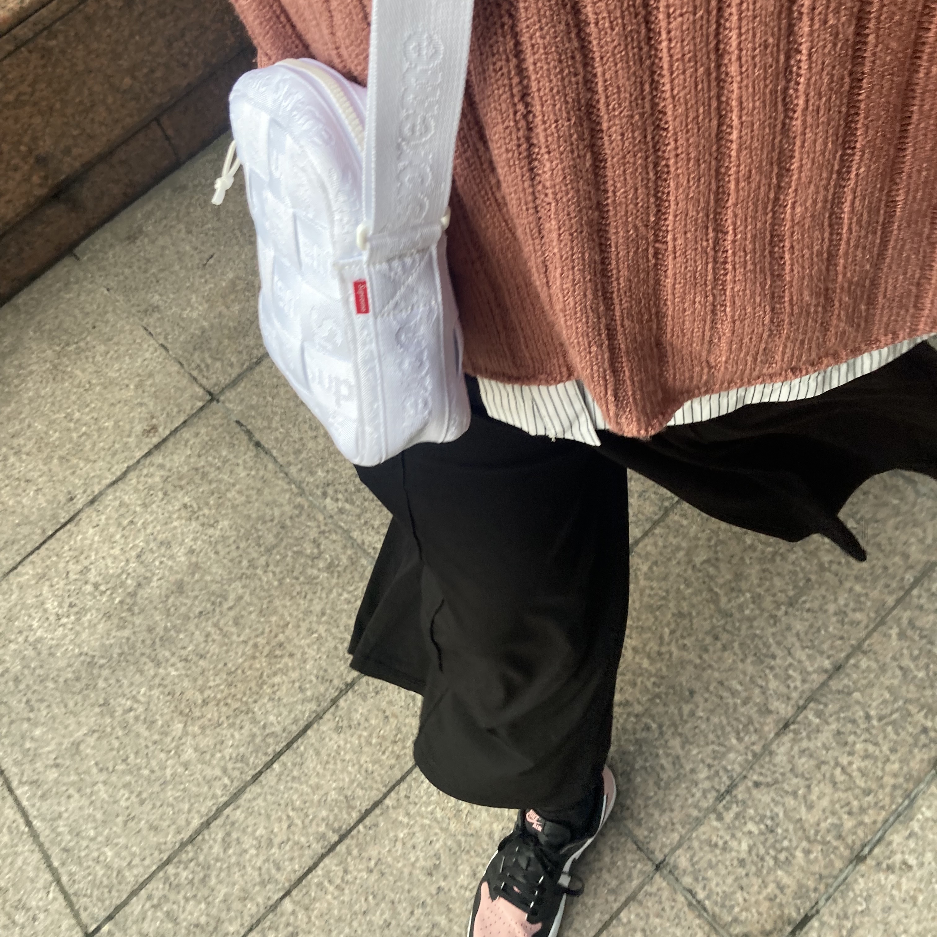 Supreme Woven Shoulder Bag White - 23SS 착용 스타일