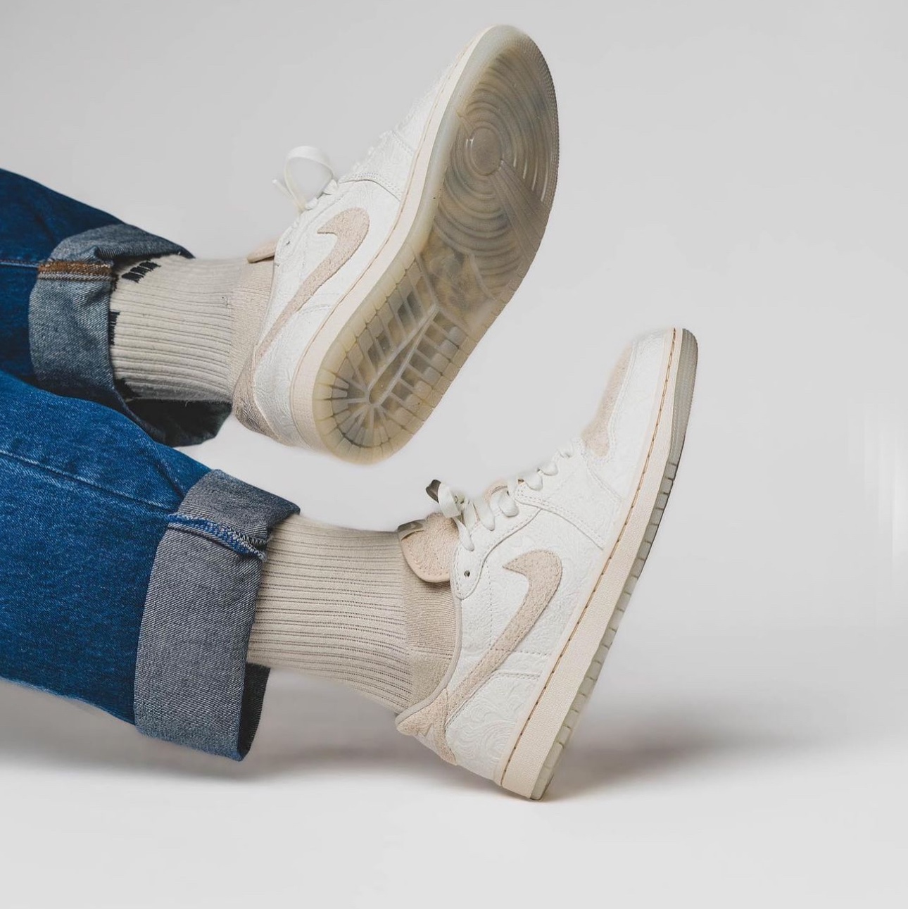Jordan 1 x Chris Paul Retro Low OG Light Cream and Sail 착용 스타일 - 1