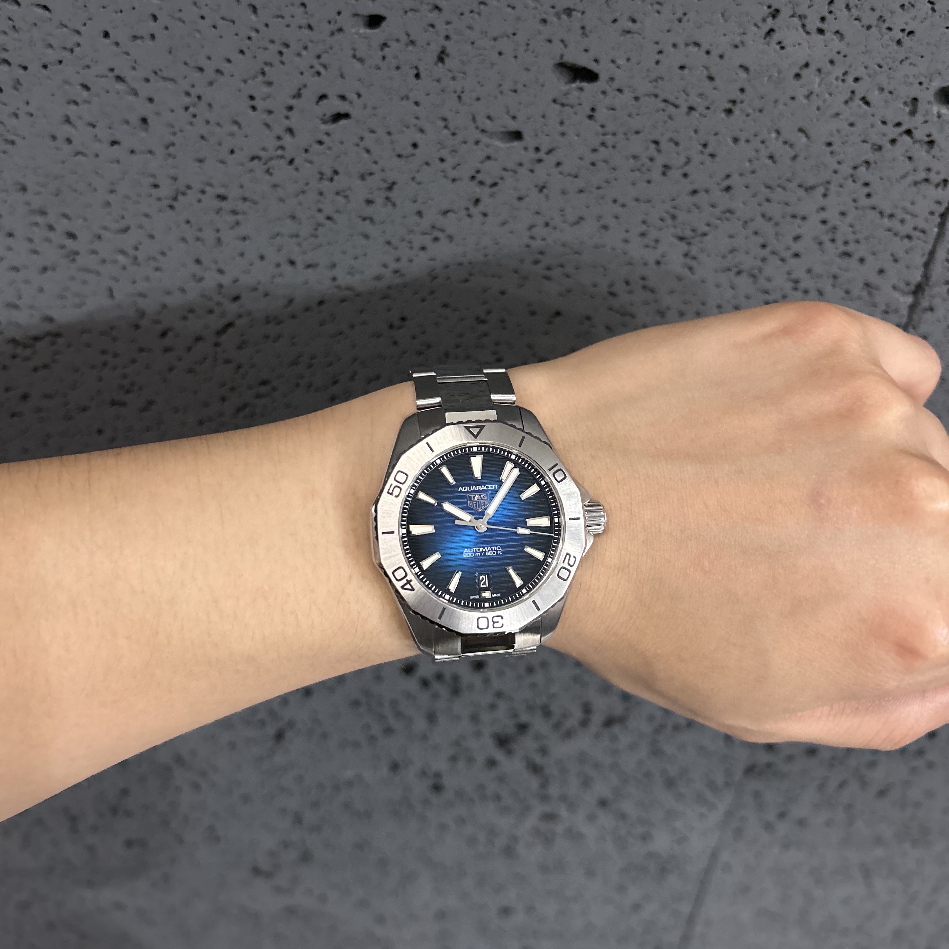 TAG Heuer Aquaracer Professional 200 Solargraph Quartz Titanium Black 착용 스타일