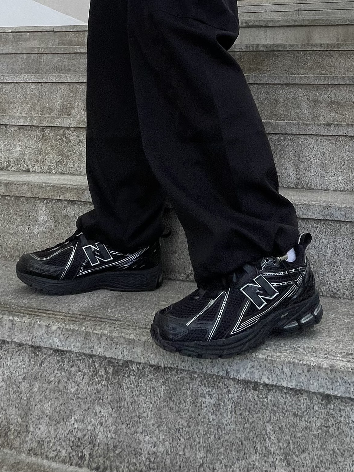 New Balance 1906R Black Silver Metallic, Diesel 1DR Mini Bag Plaque Black 착용 스타일 - 3