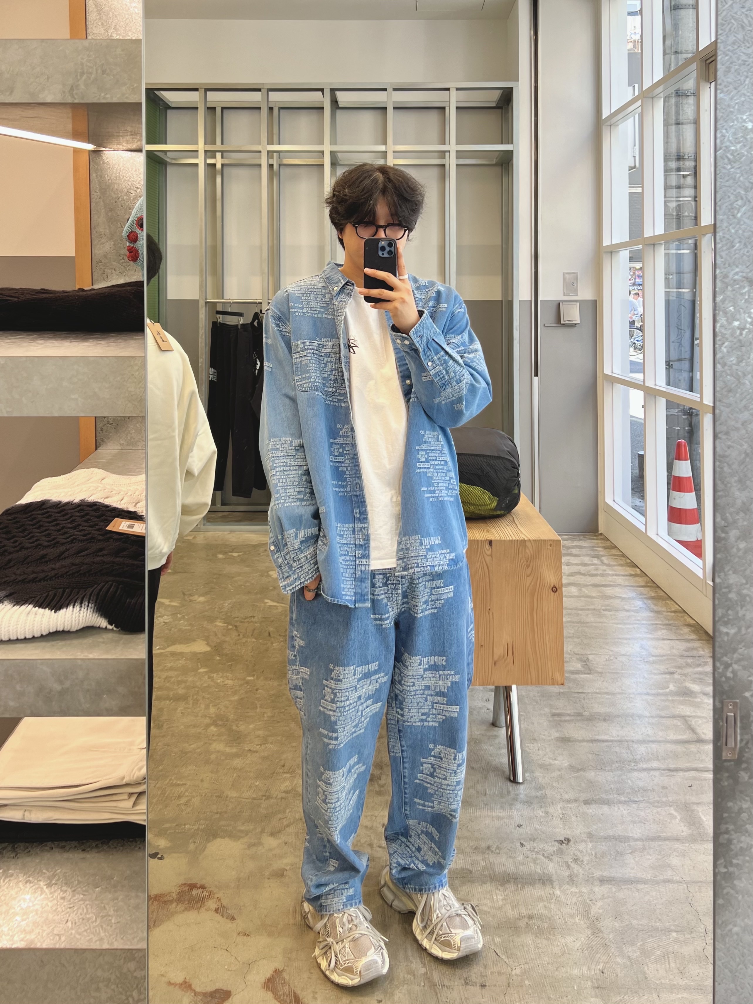 Supreme Trademark Jacquard Denim Shirt Washed Blue - 23SS, Supreme Trademark Jacquard Baggy Jean Washed Blue - 23SS 착용 스타일