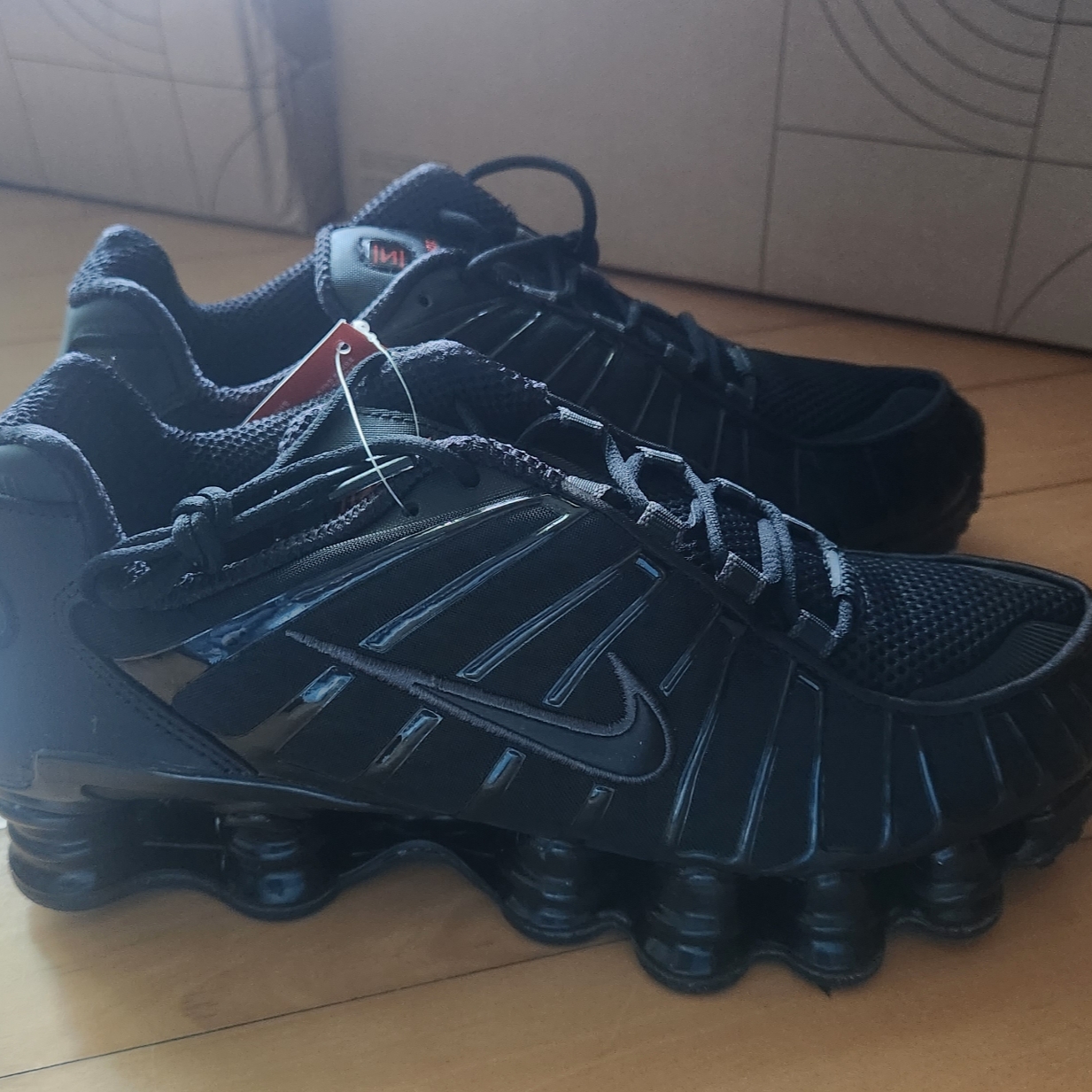 (W) Nike Shox TL Black and Max Orange 착용 스타일 - 3