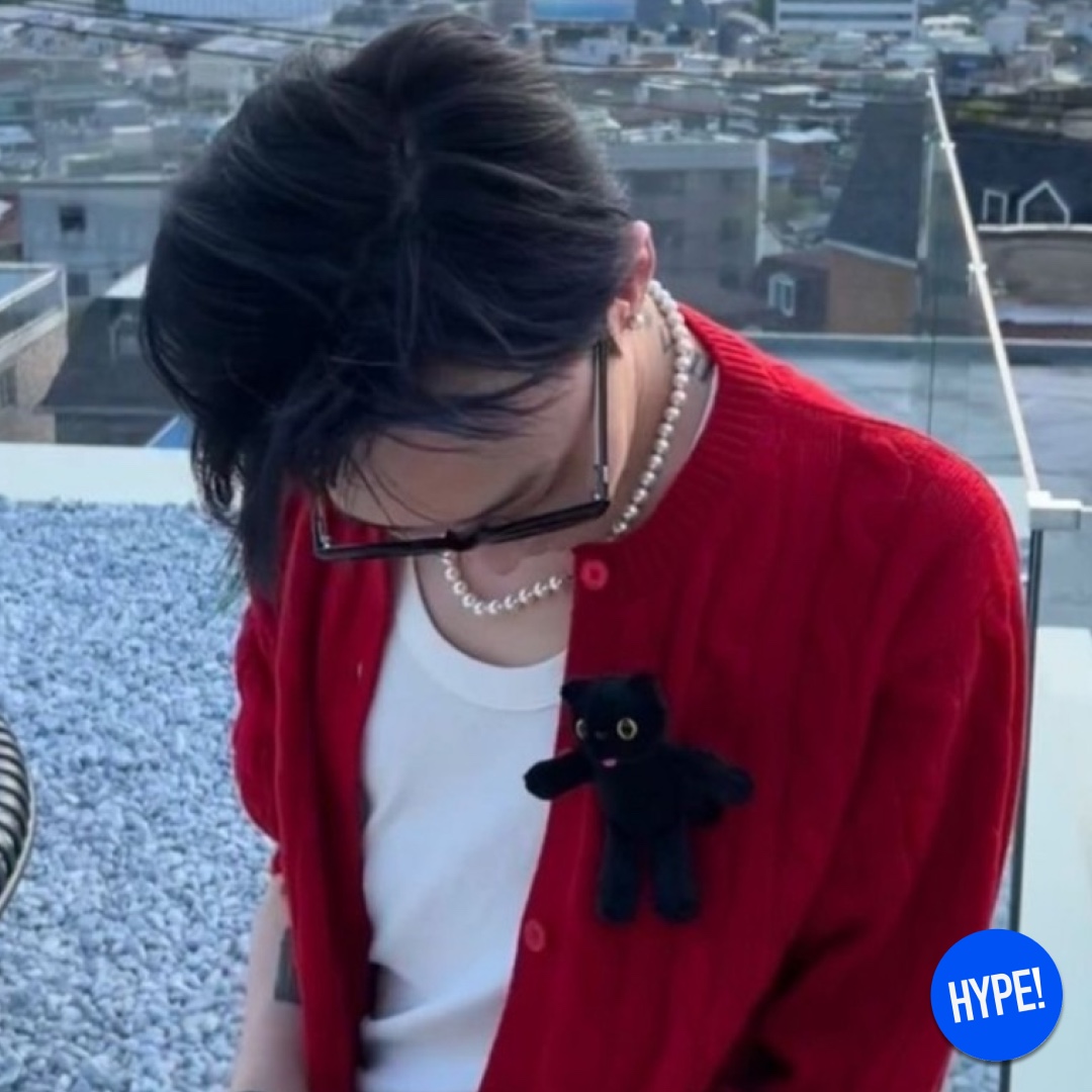 (W) Play Comme des Garcons Red Heart Knit Cardigan Red, (W) Vivienne Westwood Bea Cardigan Red 착용 스타일 - 2