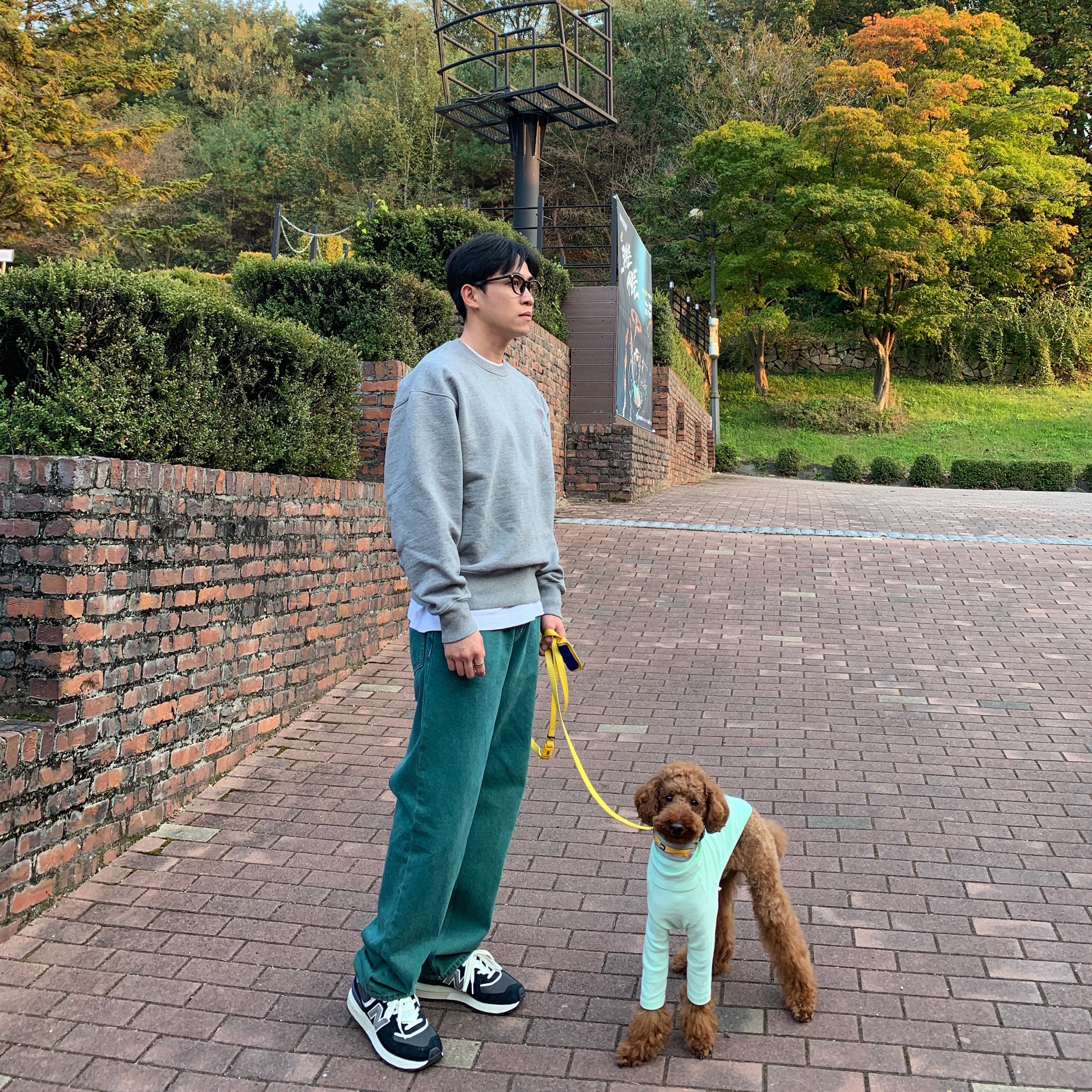 AMI de Coeur Tone-On-Tone Sweatshirt Heather Grey, New Balance 574 Legacy Black 착용 스타일 - 1