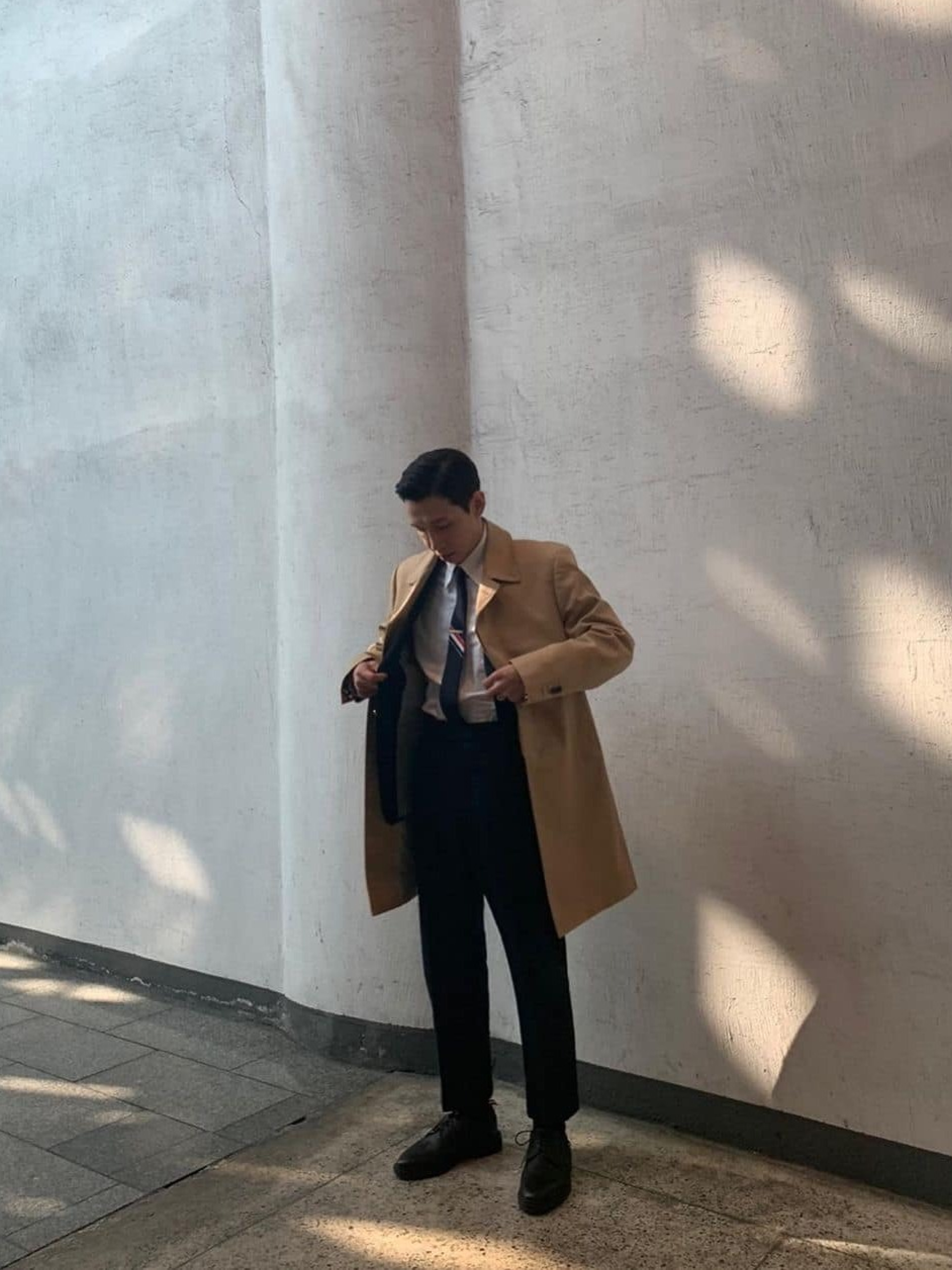 Thom Browne Cotton Suiting Engineered 4-Bar Classic Jacket Navy, Thom Browne Pebbled Leather Mini Hector Bag Black 착용 스타일 - 6