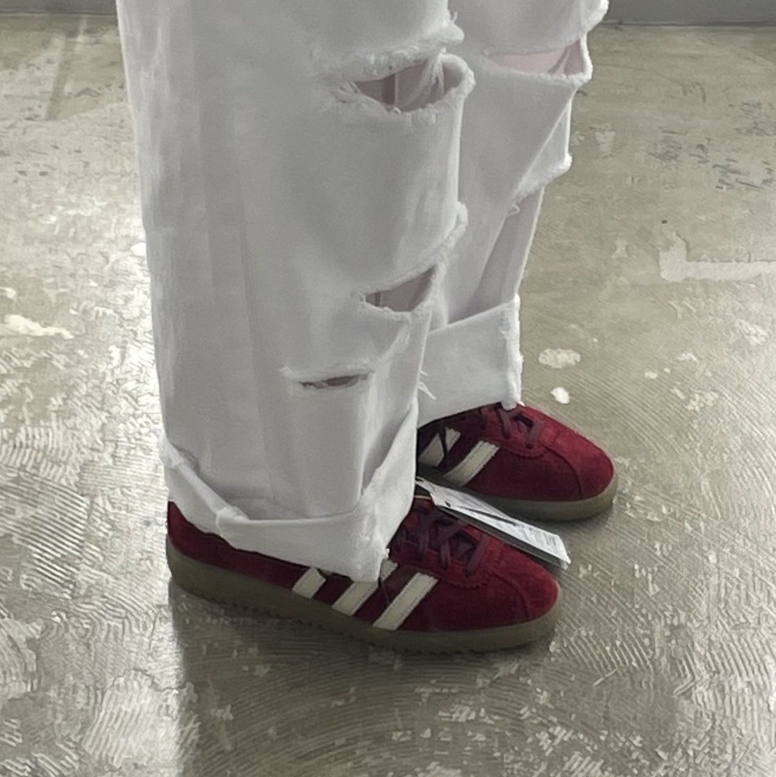 Adidas Bermuda College Burgundy 착용 스타일 - 2
