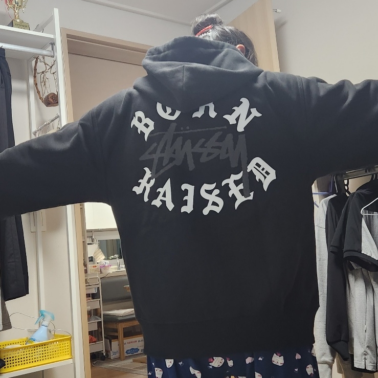 Stussy x Born X Raised Logo Zip Hoodie Black 착용 스타일 - 1
