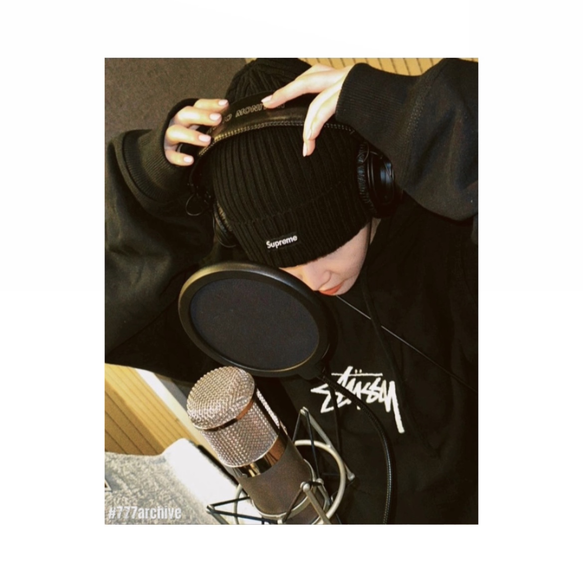 Supreme Overdyed Beanie Black 착용 스타일 - 3