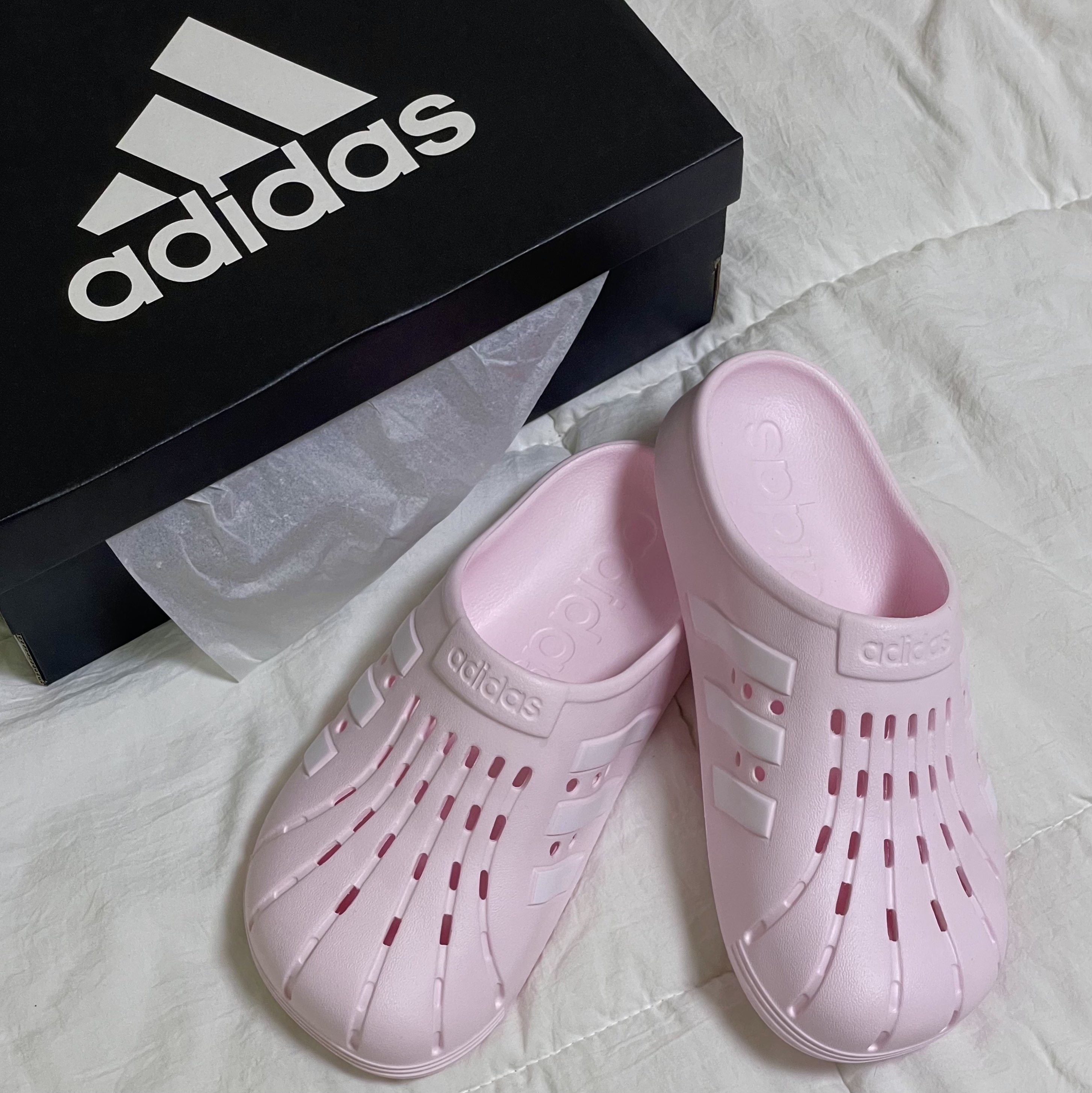 Adidas Adilette Clogs Almost Pink 착용 스타일