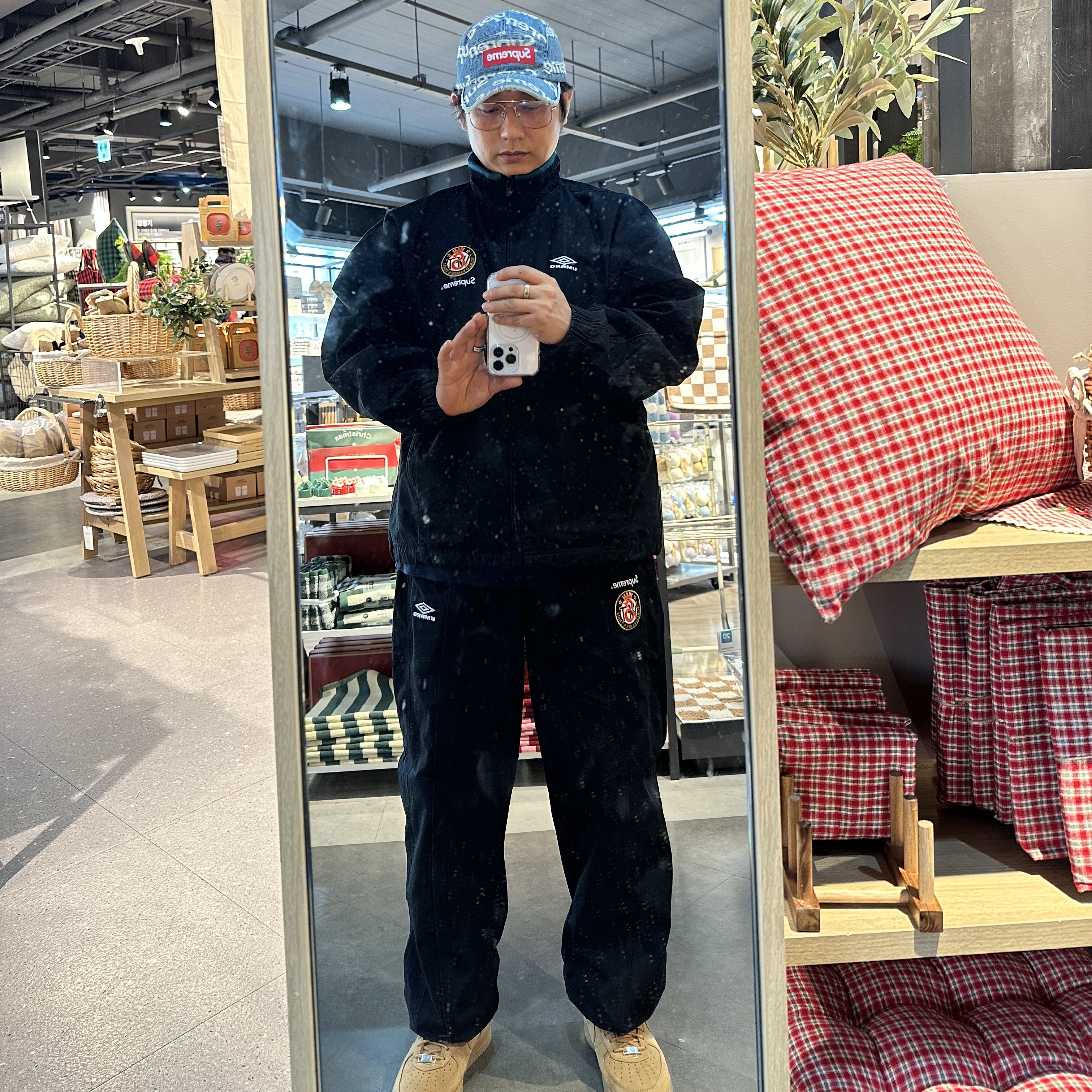 Supreme x Umbro Cotton Ripstop Track Jacket Black - 23FW, Supreme x Umbro Cotton Ripstop Track Pants Black - 23FW 착용 스타일 - 1