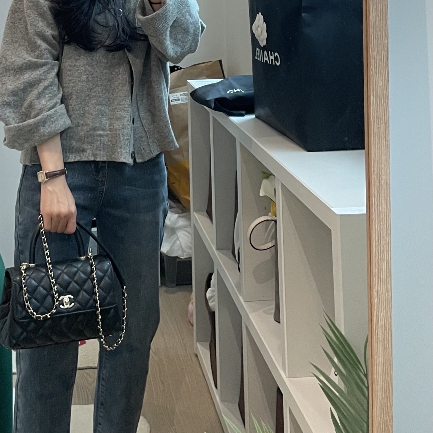 Chanel Medium Flap Bag with Top Handle Grained Calfskin & Gold Black 착용 스타일